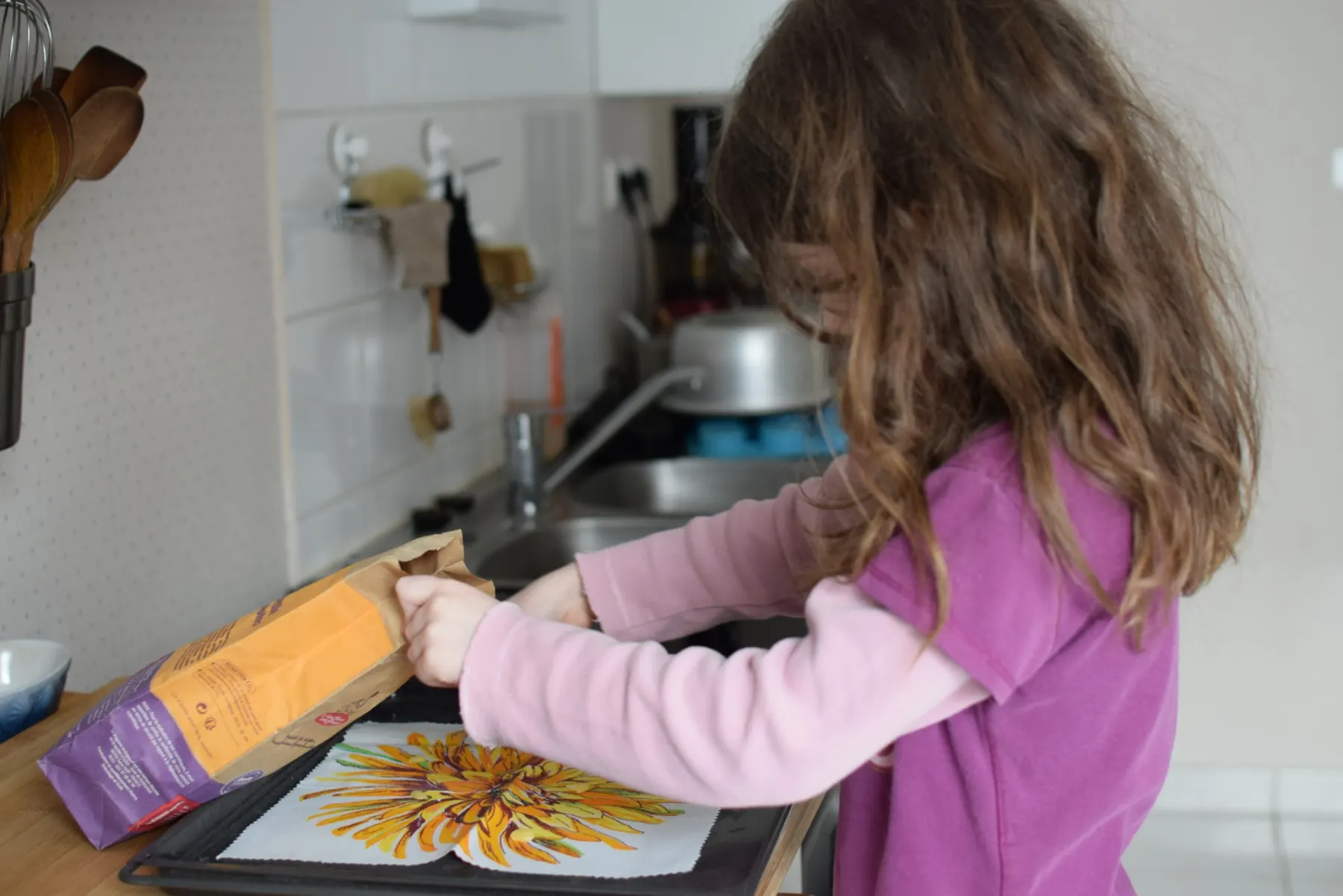 Les enfants fabriquant des bee wraps