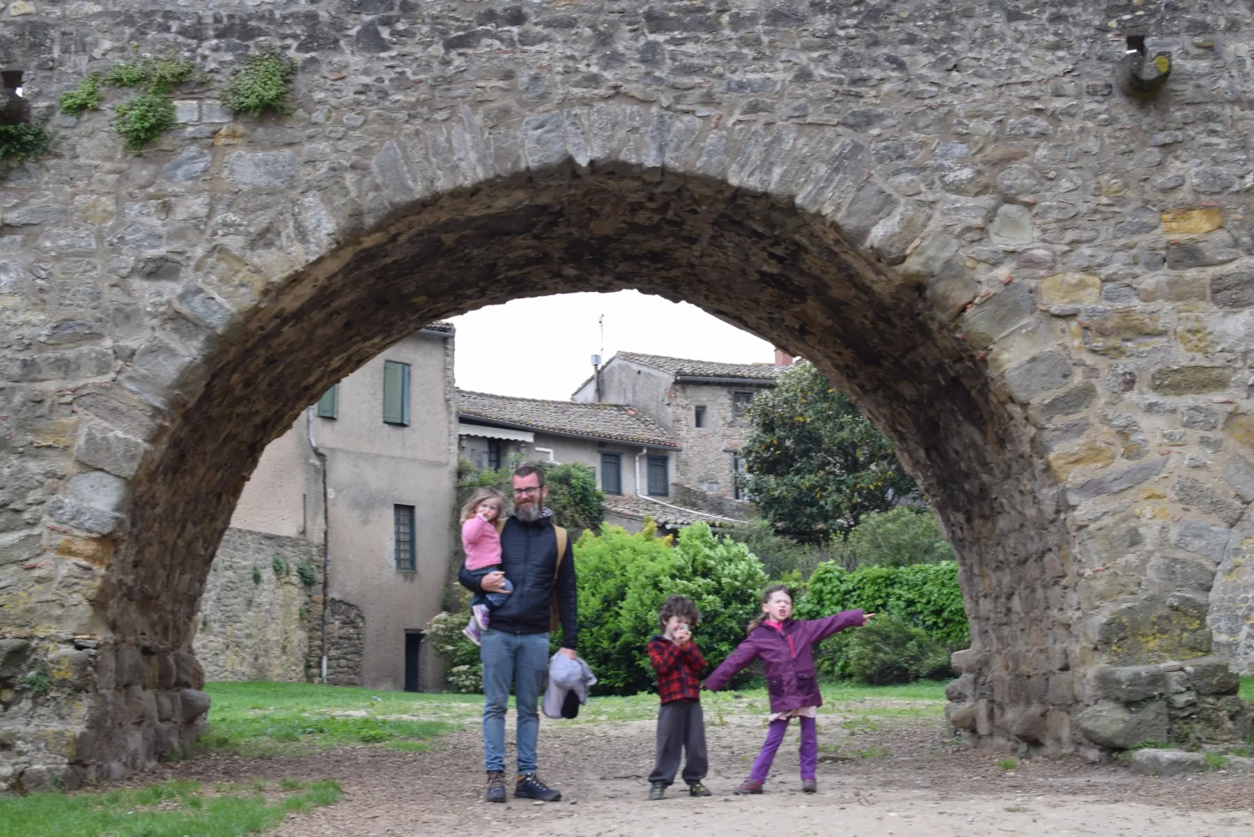 Famille dans les rues pavées de la Cité médiévale de Carcassonne, revivant l’époque médiévale.