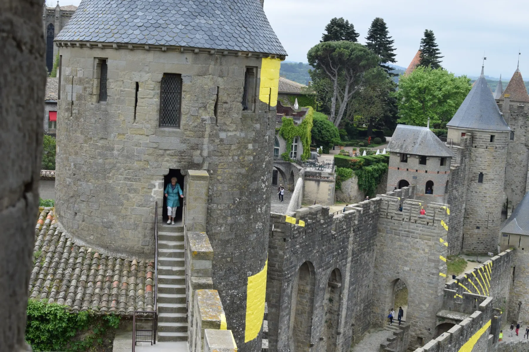Château fort de la Cité médiévale de Carcassonne, entouré de murs défensifs et de tours majestueuses.