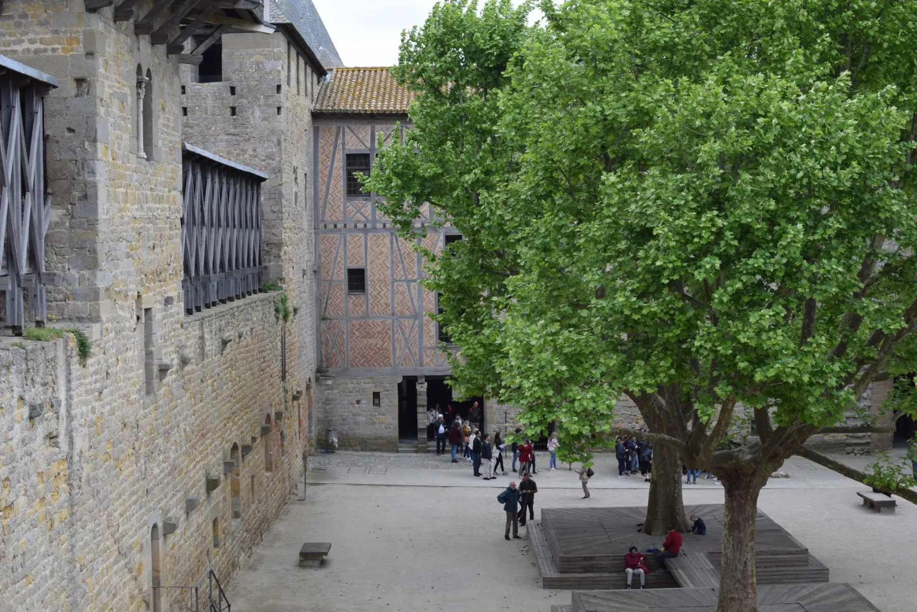 Remparts bien conservés de la Cité médiévale de Carcassonne, datant du Moyen Âge.