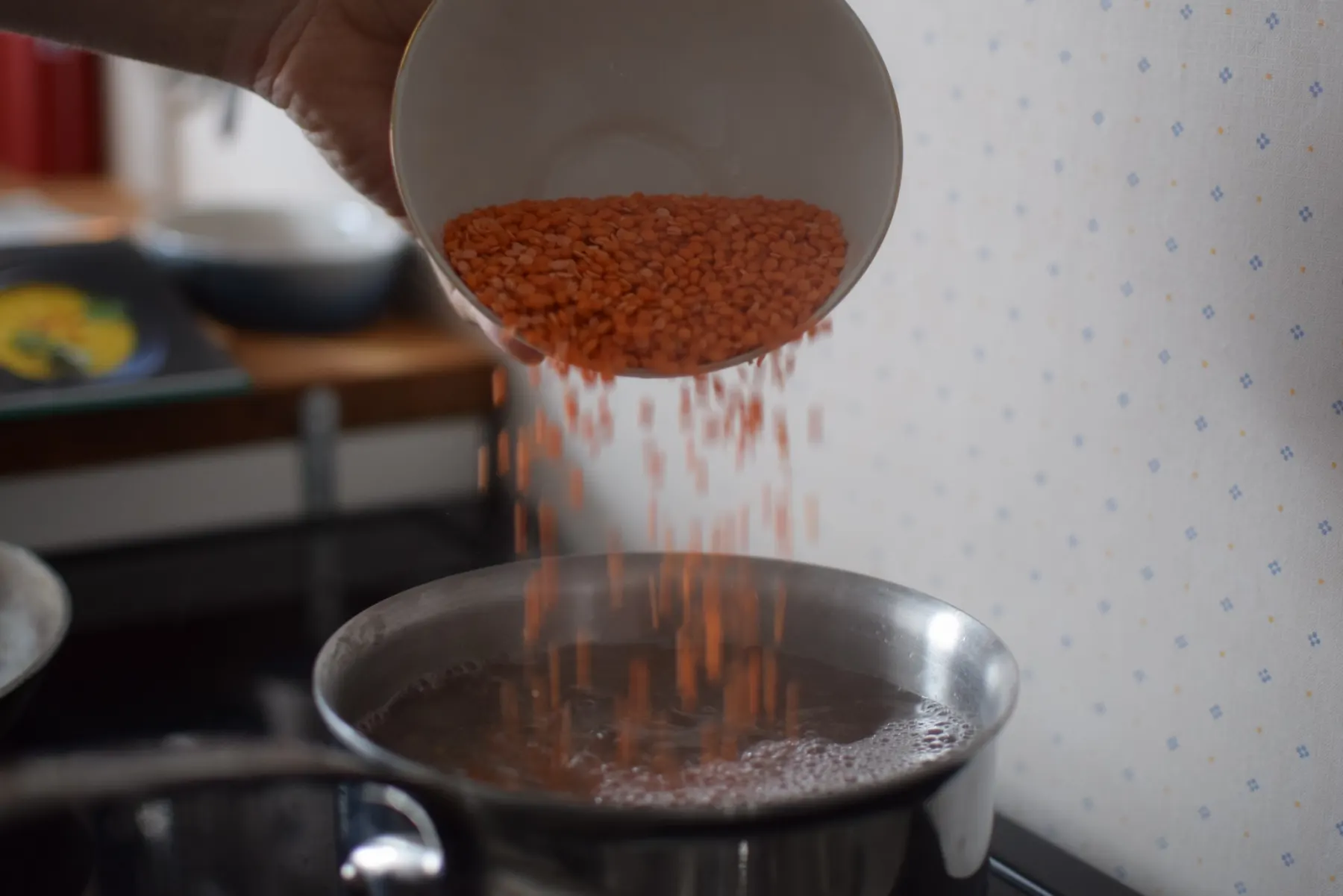 Faire cuire les lentilles corail pour le dahl