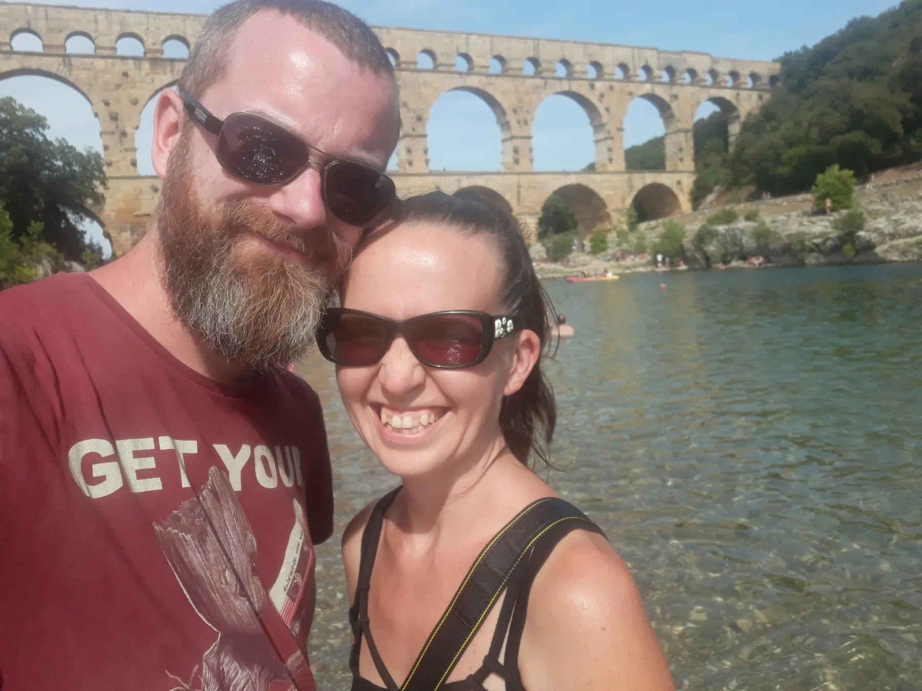Couple devant le Pont du Gard