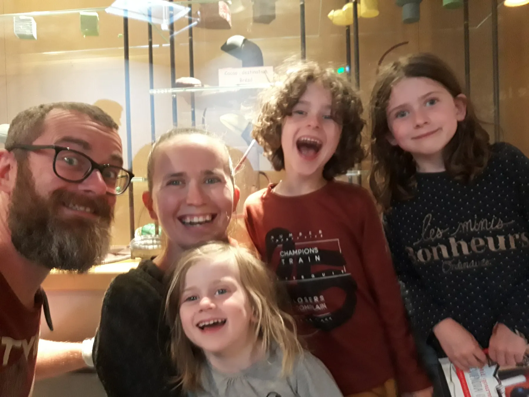 Famille découvrant les secrets du chocolat avec une borne tactile à la Cité du Chocolat Valrhona