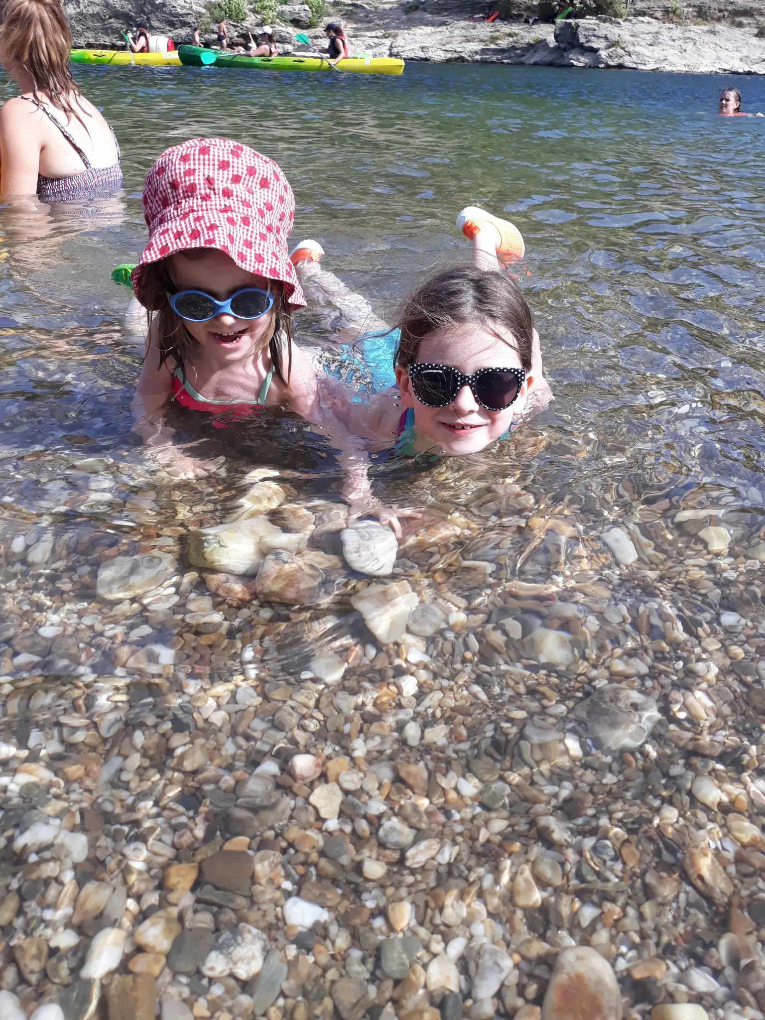 Moment de détente en famille sur les bords du Gardon, au pied du Pont du Gard