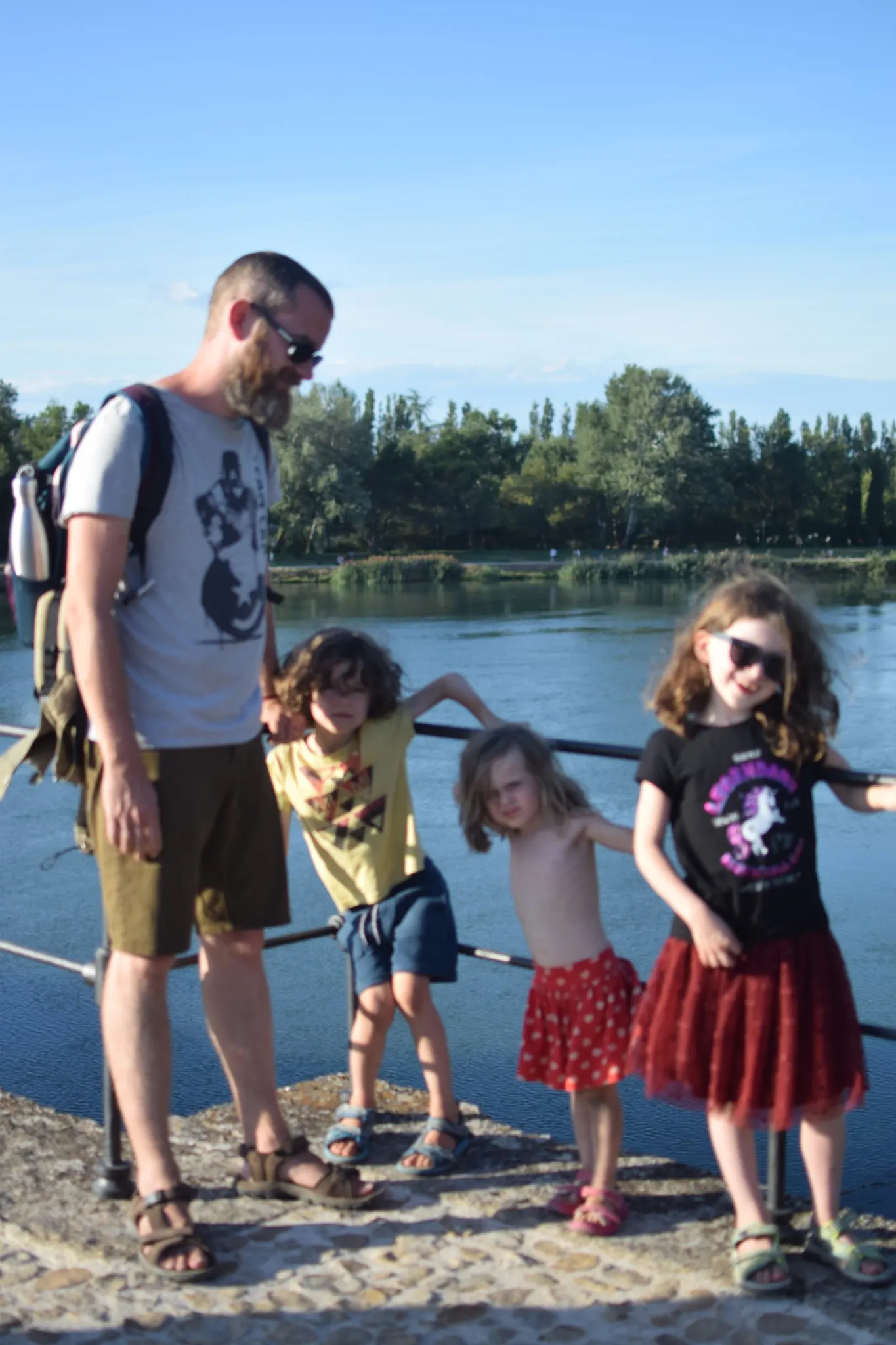 Famille profitant d’un moment sur le Pont d’Avignon, célèbre site historique d’Avignon
