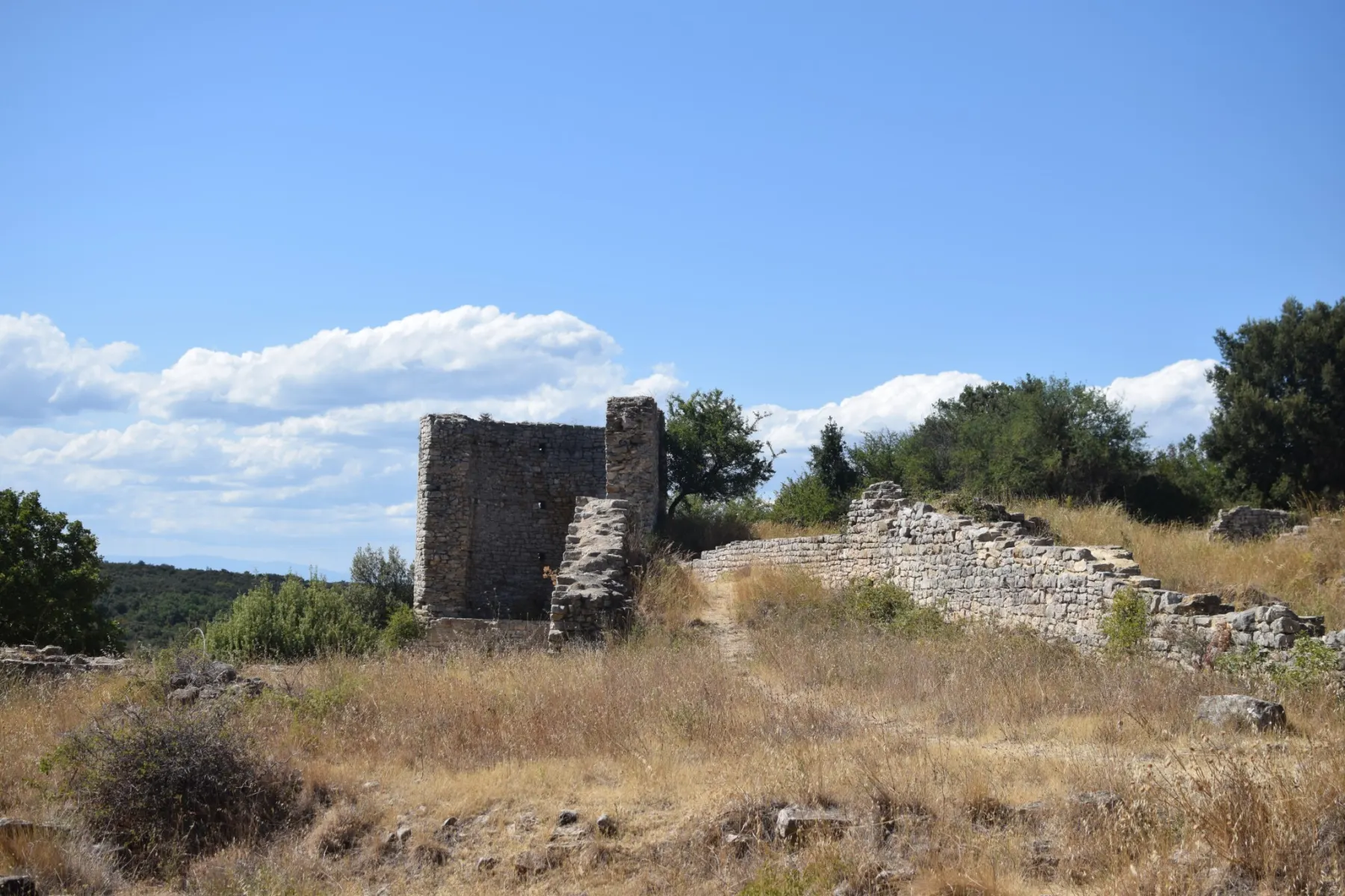Ruines antiques du Camp César à Laudun l’Ardoise