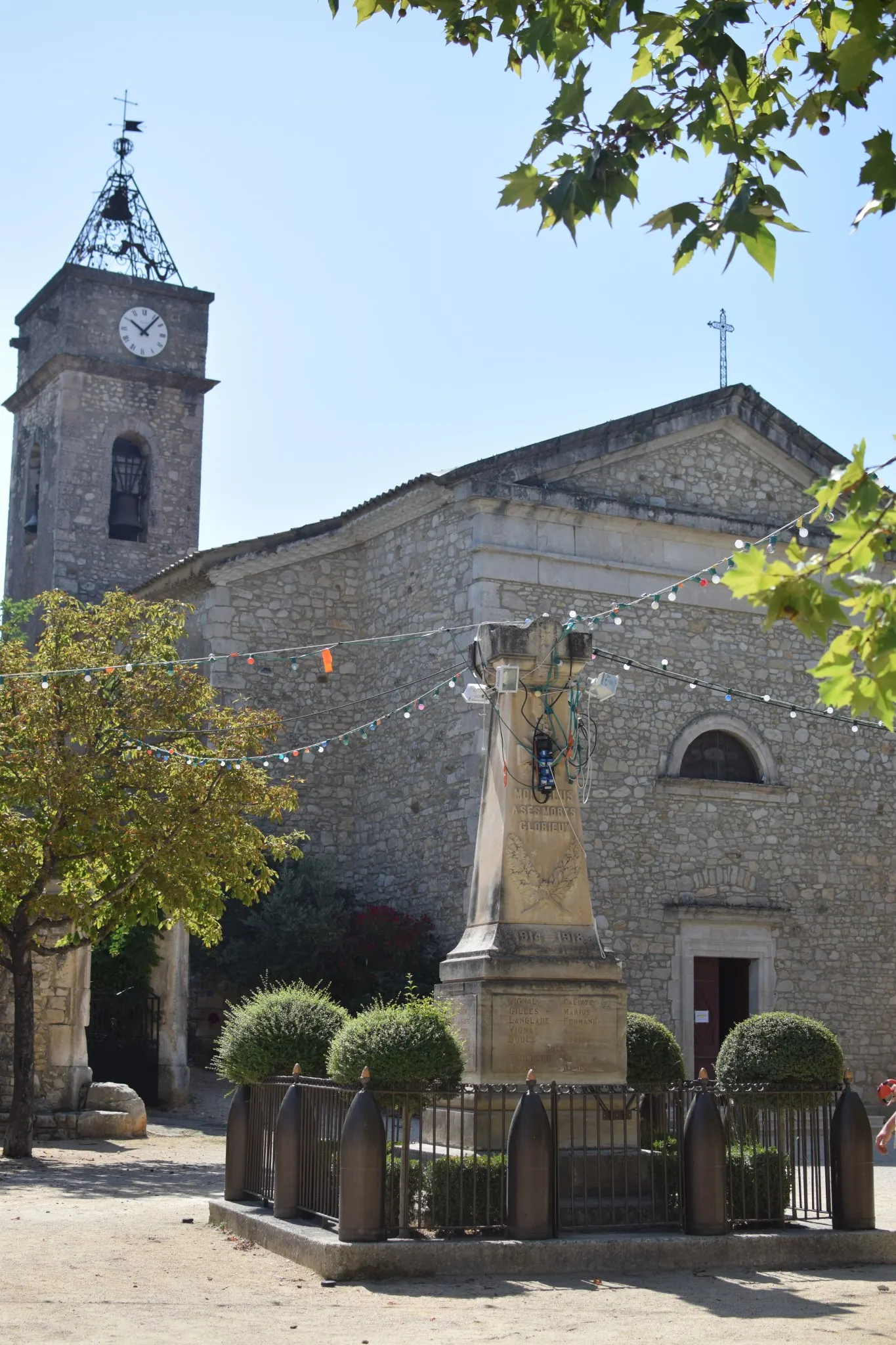 Village de Montclus, classé parmi les Plus Beaux Villages de France, avec ses ruelles pavées et maisons en pierre.