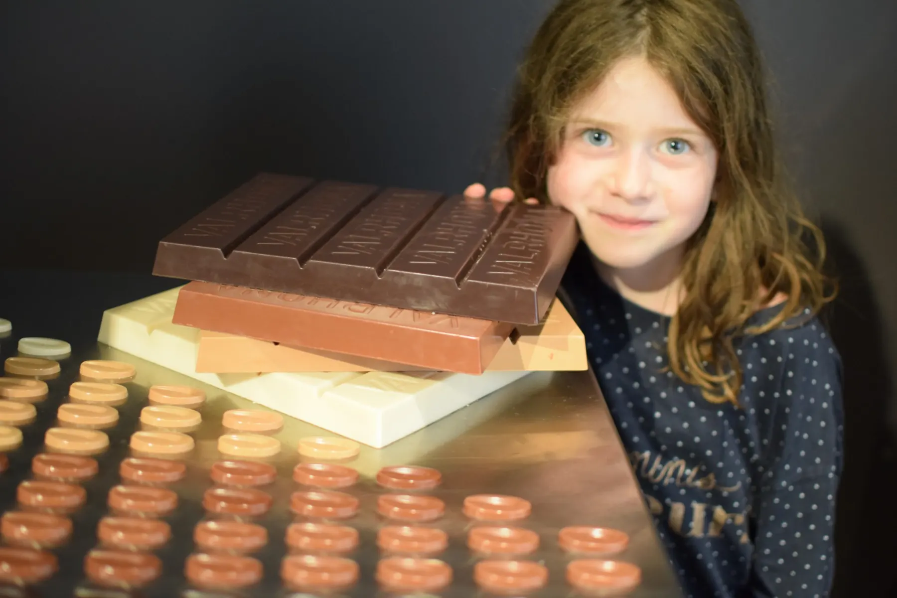 Enfants découvrant les secrets du chocolat avec une borne tactile à la Cité du Chocolat Valrhona