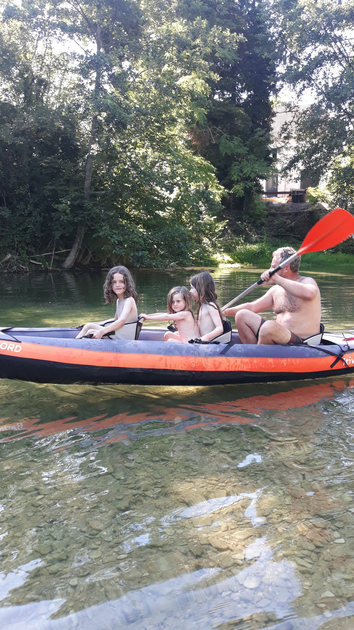 Balade en canoë sur l’Aube avec les Bos'Trotters lors de nos retrouvailles familiales.