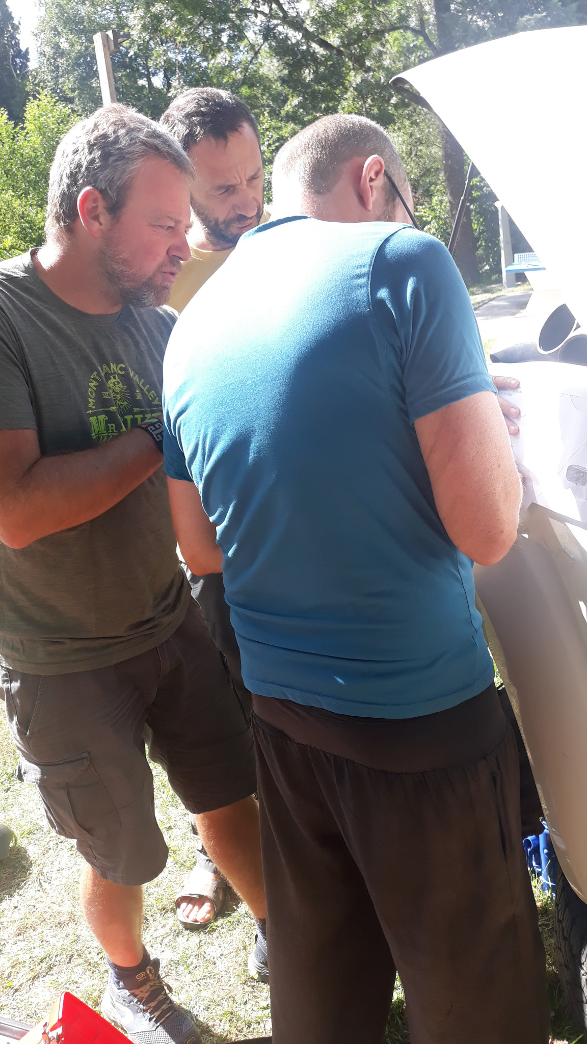 Yannick effectuant l'entretien de Marley pour préparer notre vadrouille.
