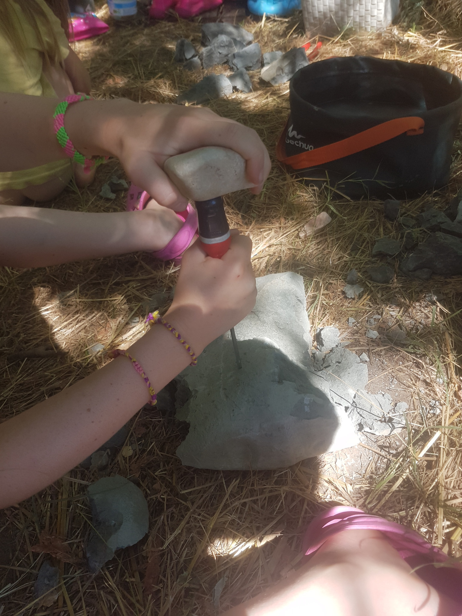 Découverte de fossiles cachés dans les galets près de la Cèze, une activité éducative pendant notre pause estivale en vadrouille.