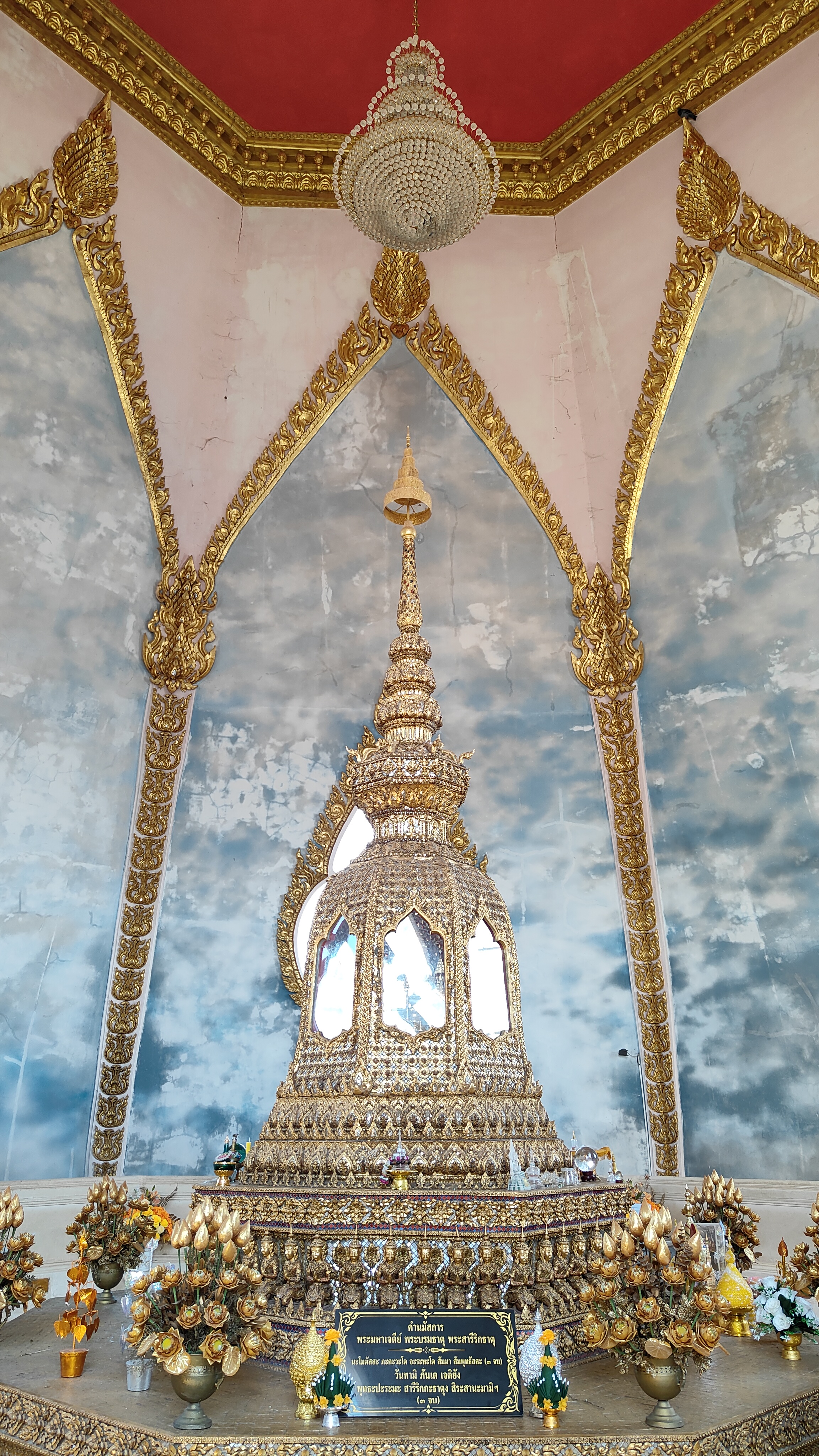 Phra Maha Chedi Si Chai Mongkhon