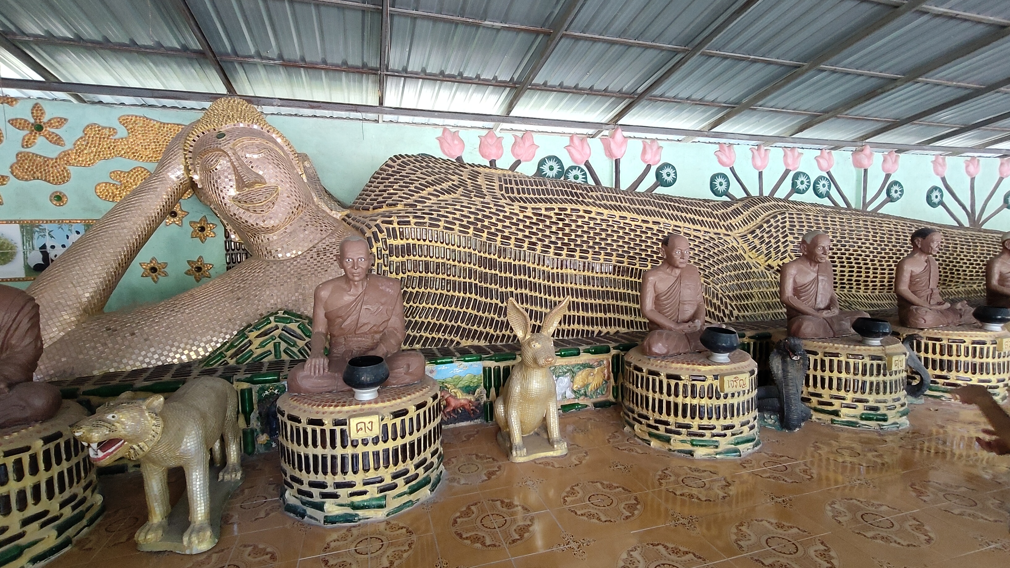 temple bouteilles Wat Lan Khuad