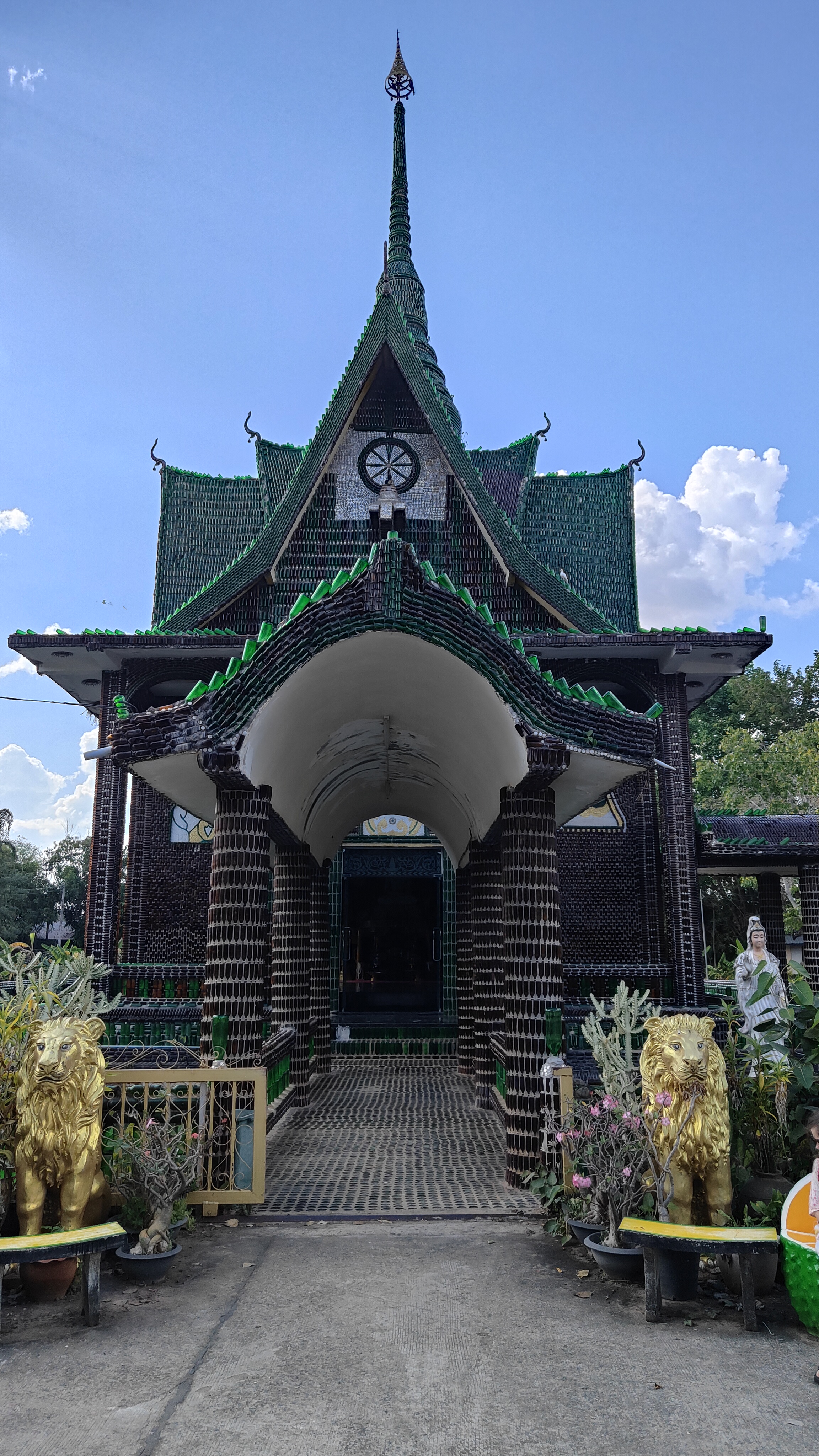 temple bouteilles Wat Lan Khuad