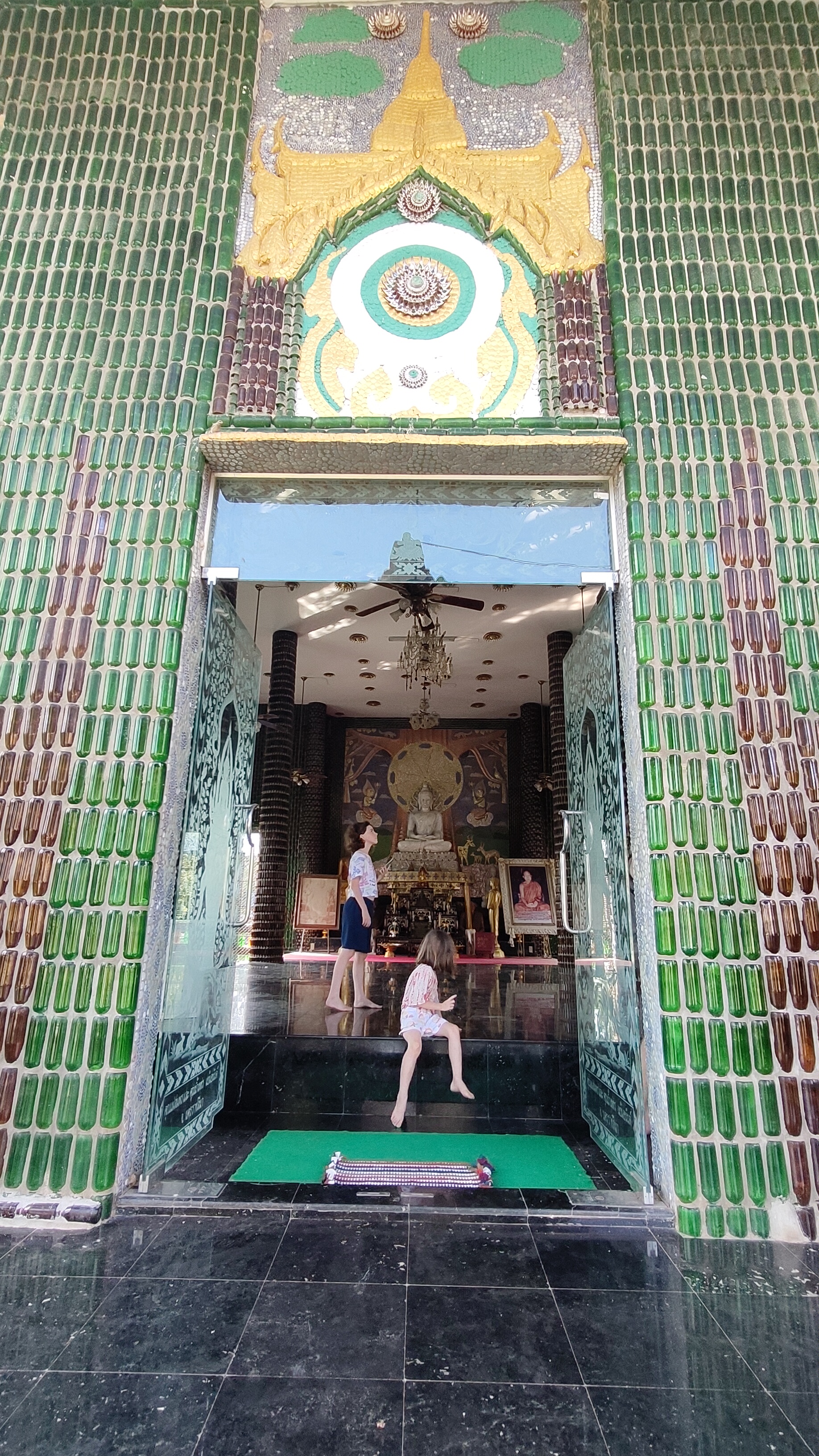 temple bouteilles Wat Lan Khuad