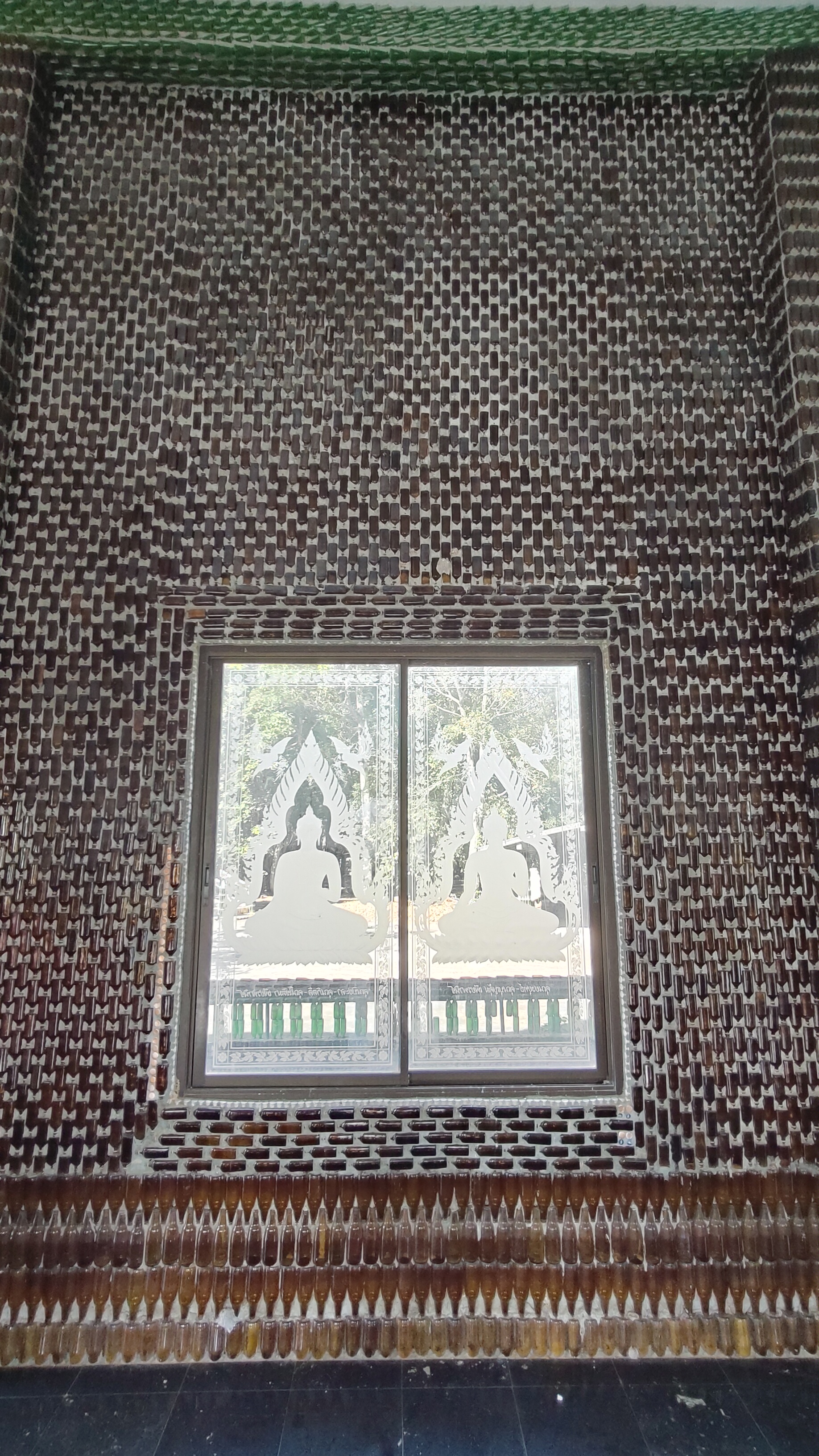 temple bouteilles Wat Lan Khuad