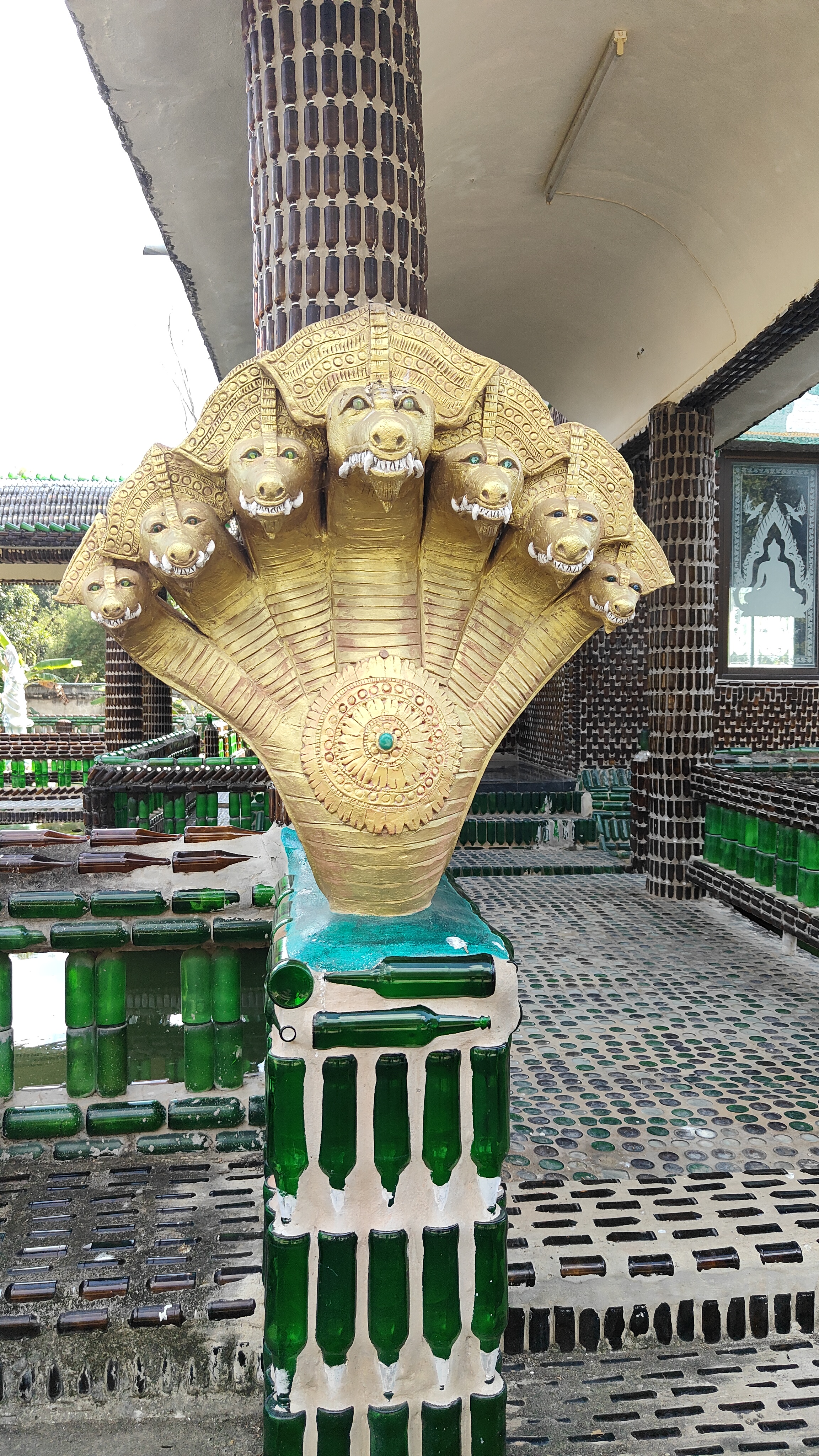 temple bouteilles Wat Lan Khuad