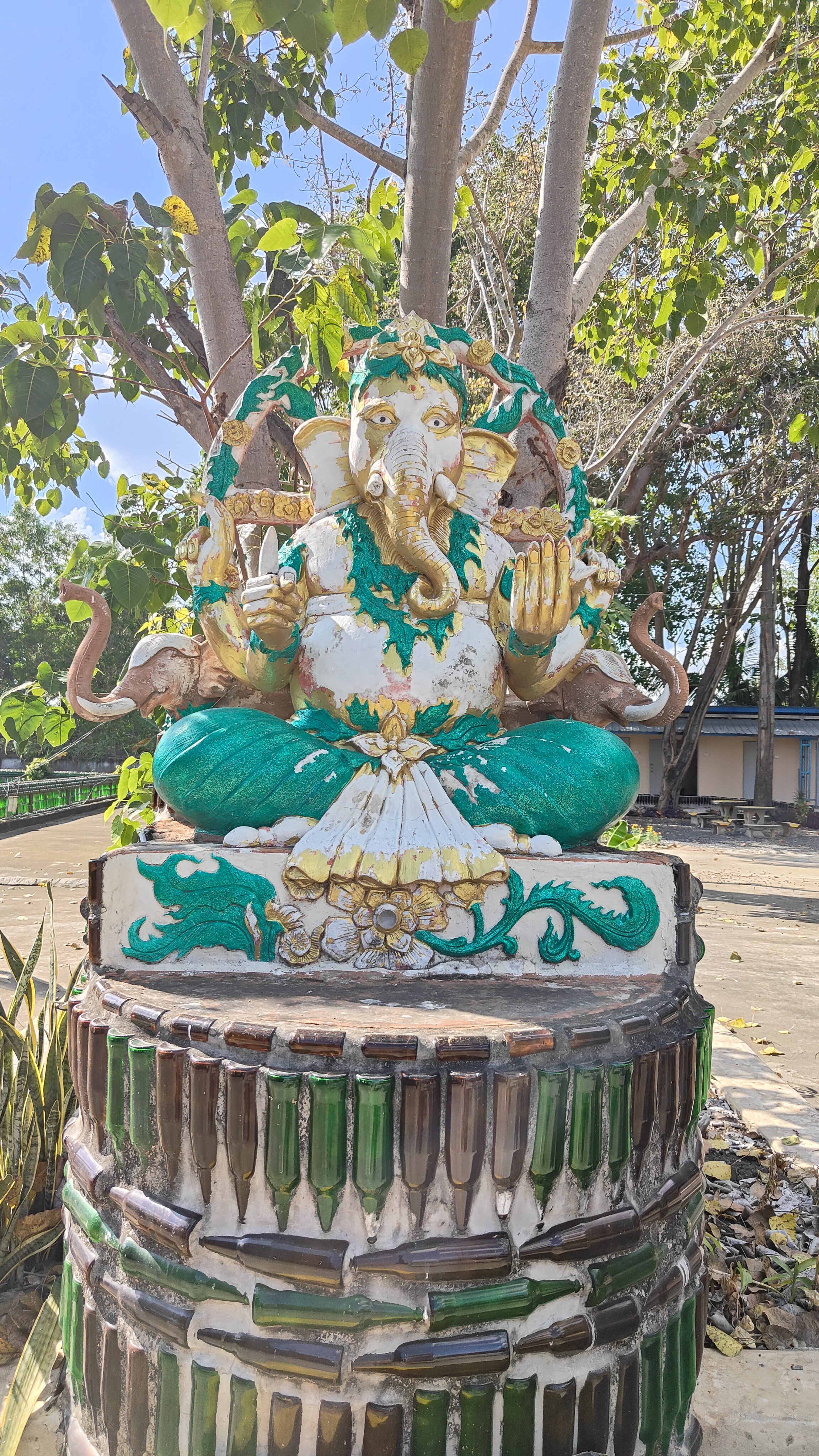 temple bouteilles Wat Lan Khuad