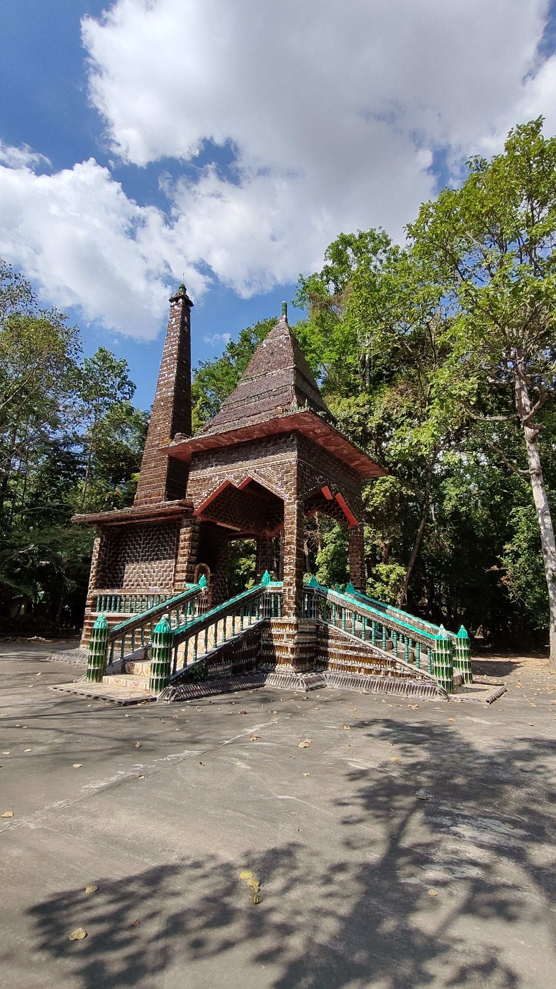 temple bouteilles Wat Lan Khuad