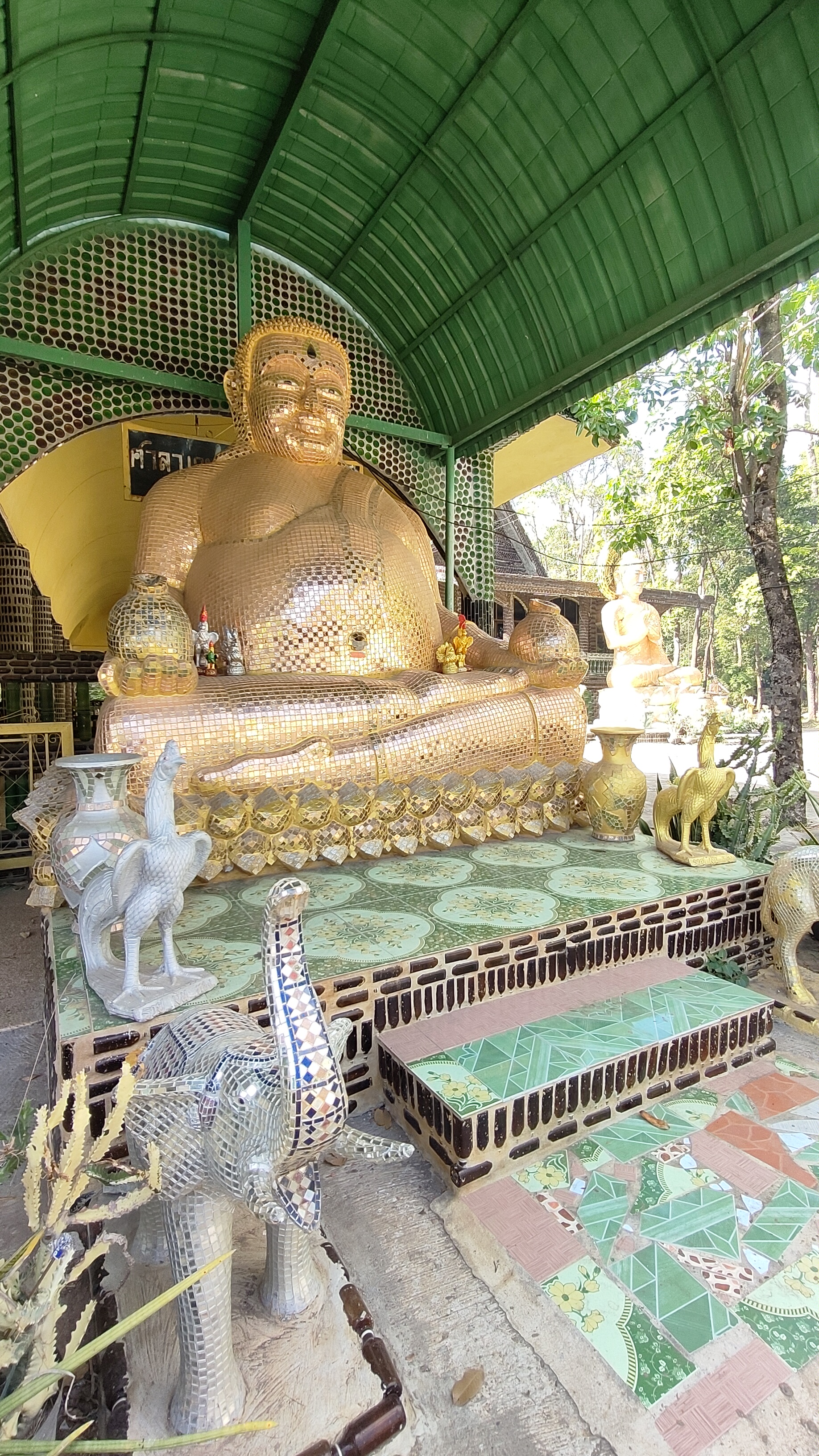 temple bouteilles Wat Lan Khuad