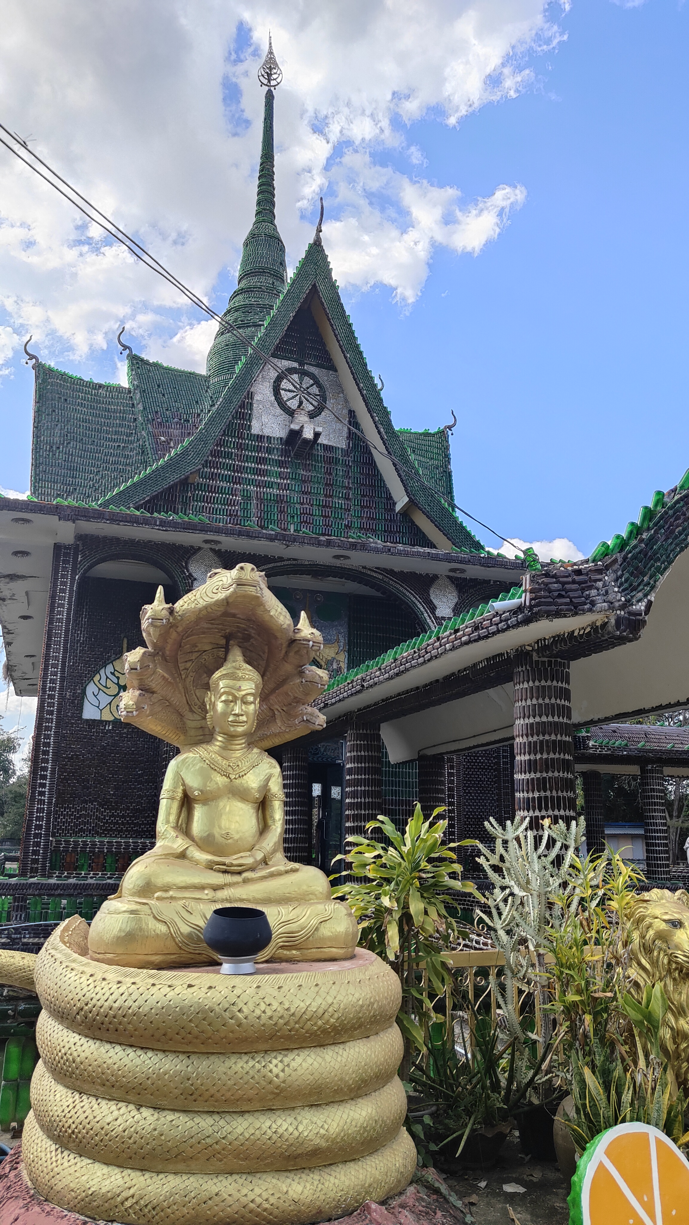 temple bouteilles Wat Lan Khuad