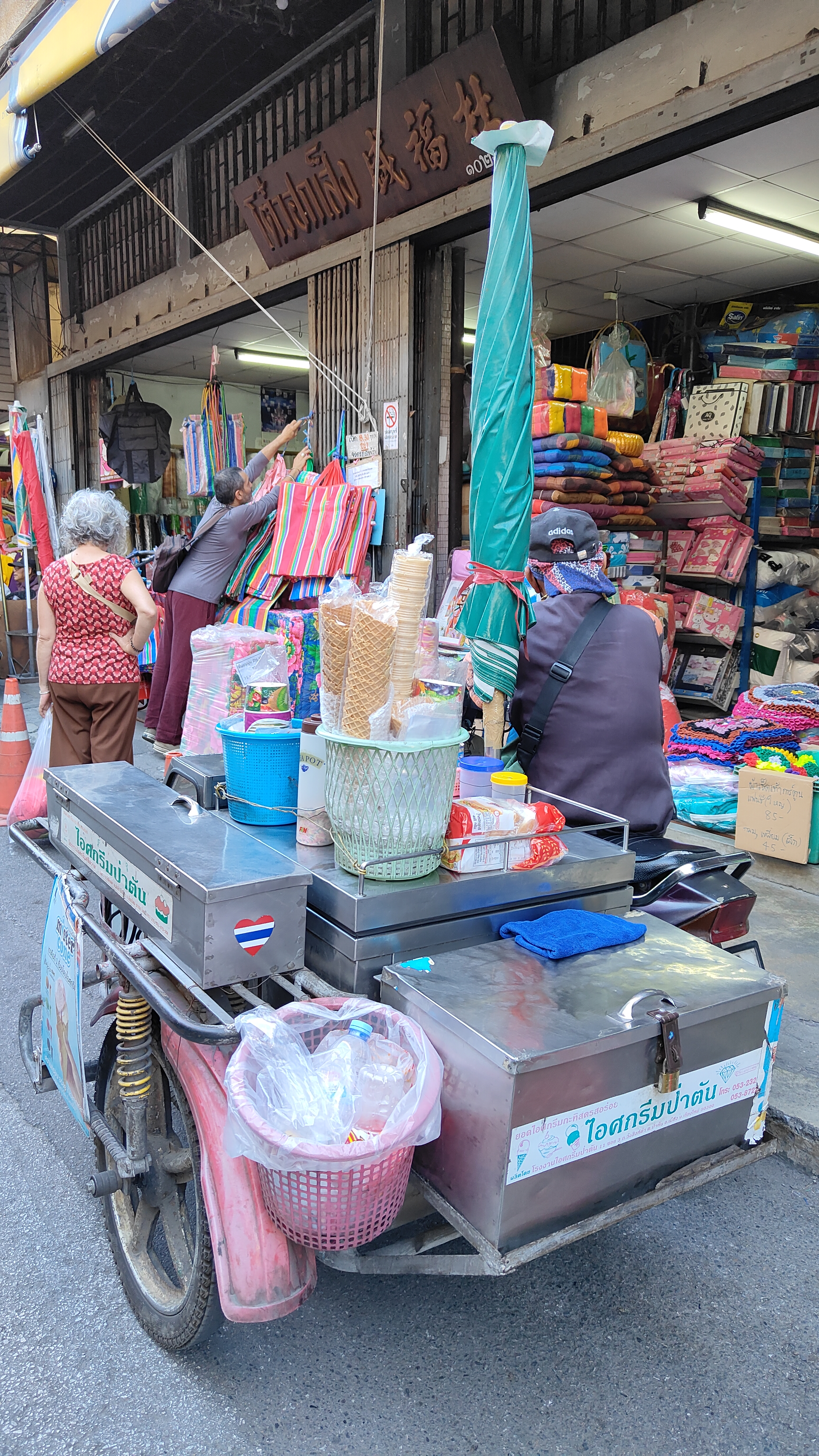 Warorot market