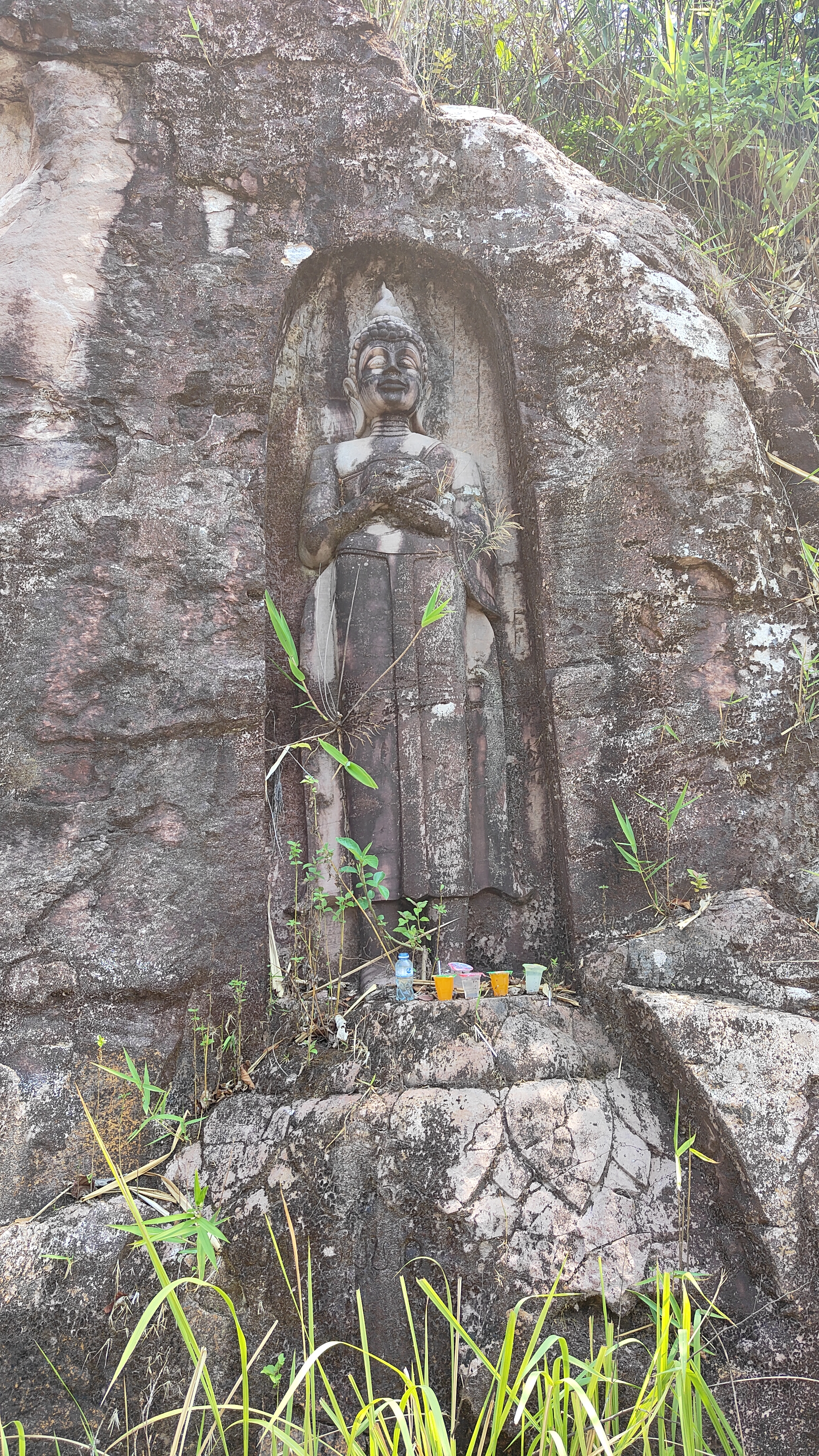 boucle de Thakekh - Sandstone Buddha Rock Sculptures