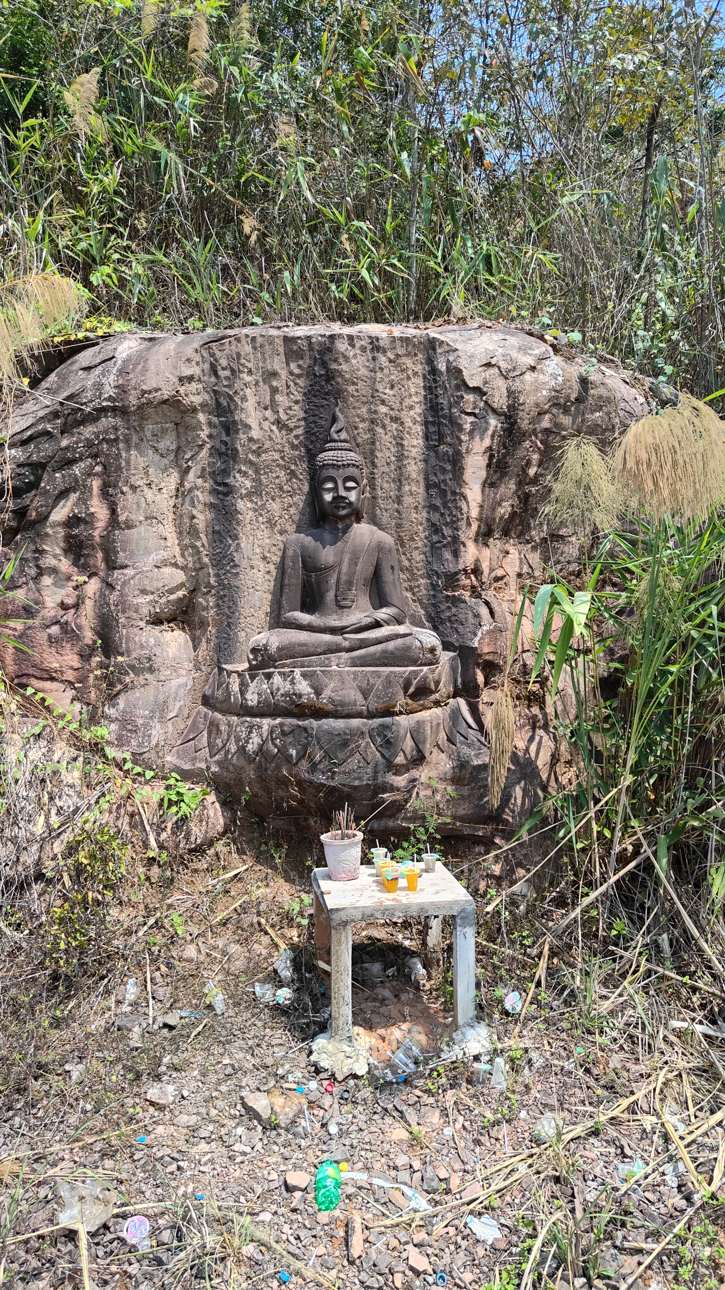 boucle de Thakekh - Sandstone Buddha Rock Sculptures