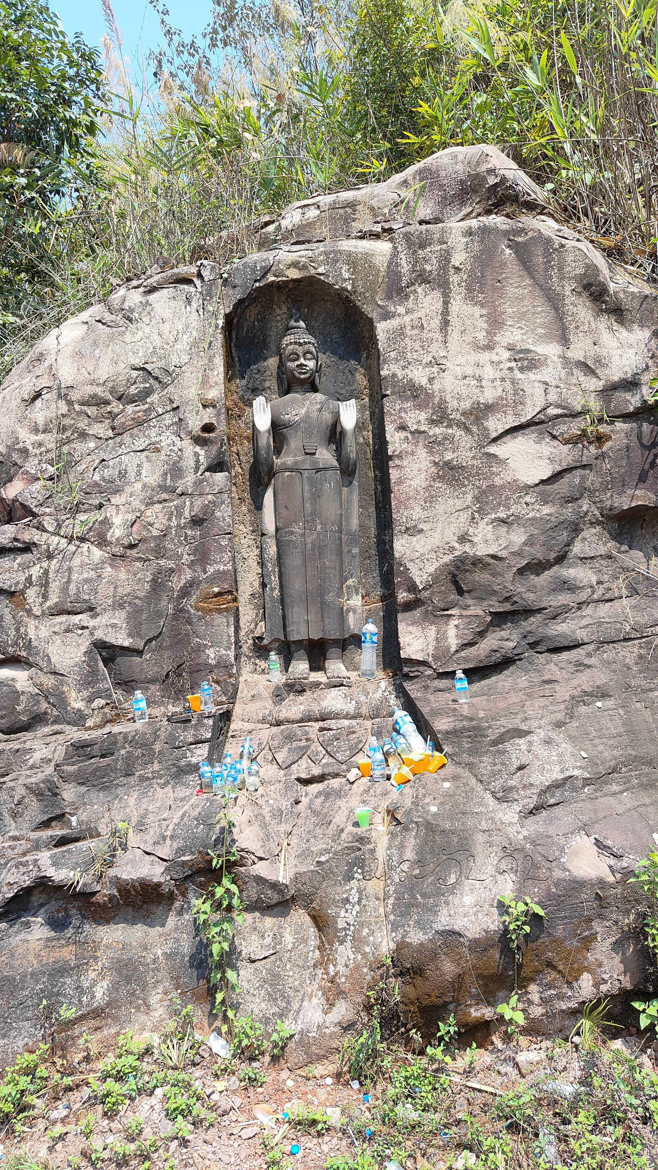 boucle de Thakekh - Sandstone Buddha Rock Sculptures