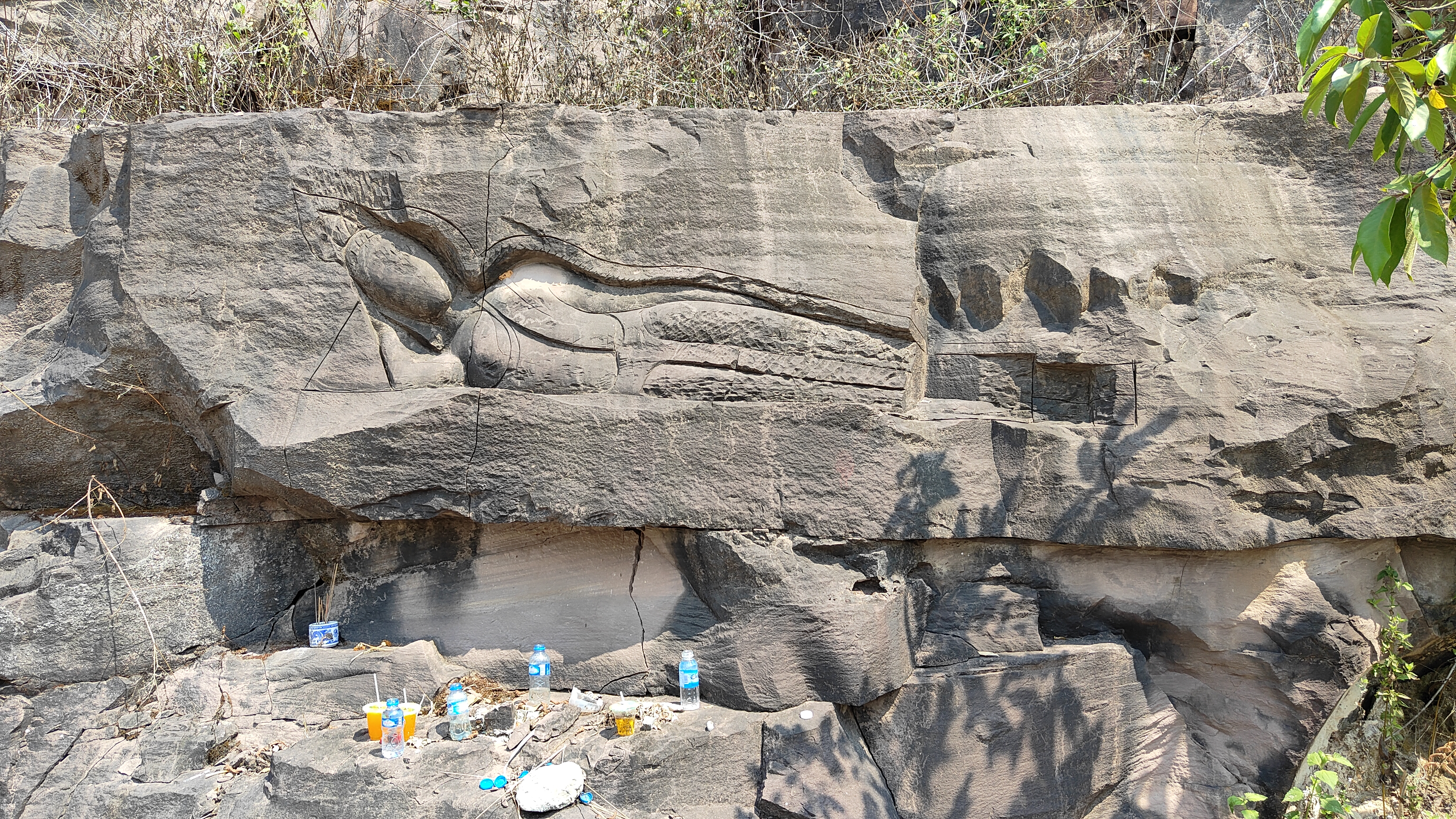 boucle de Thakekh - Sandstone Buddha Rock Sculptures