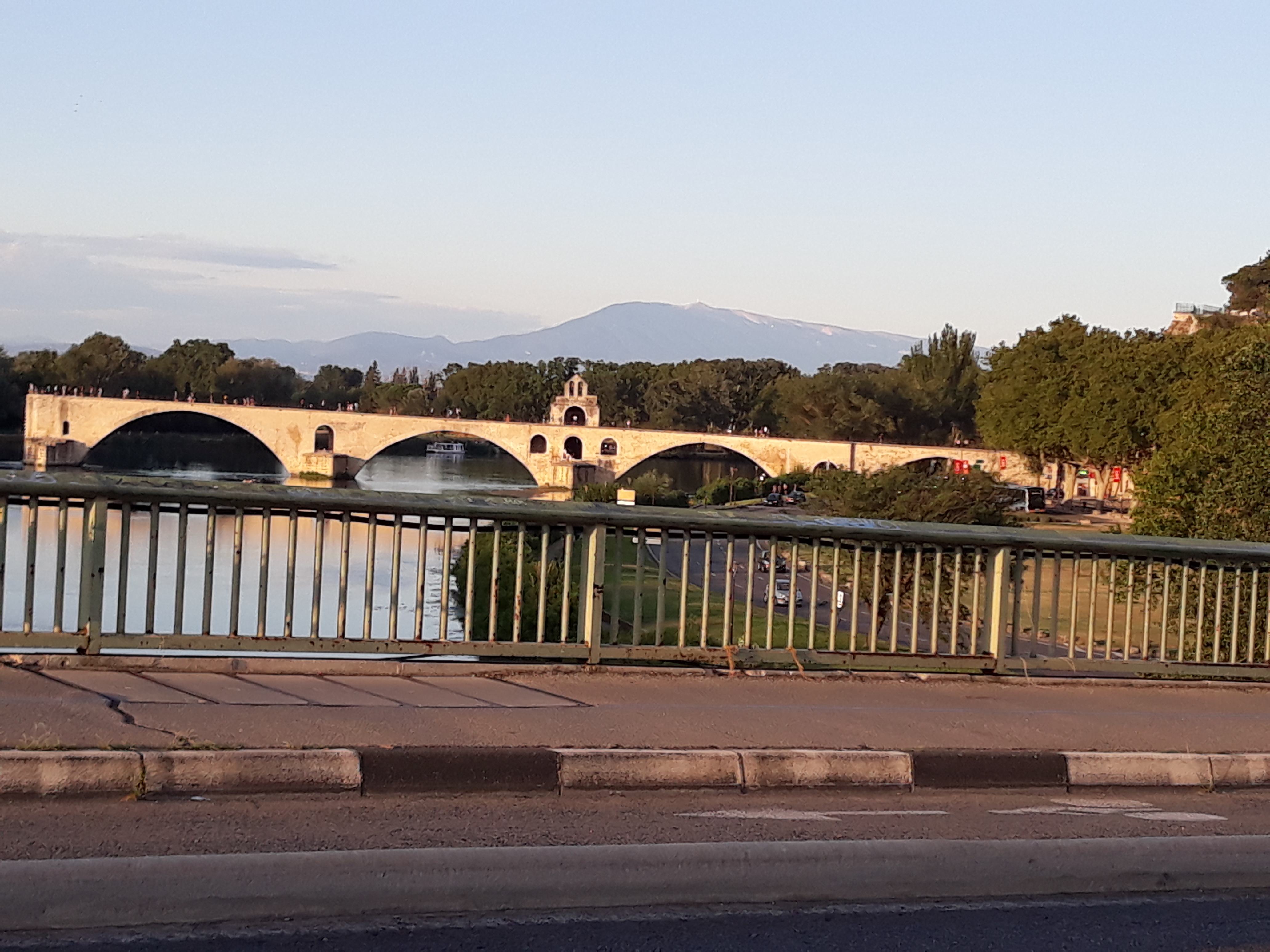 Pont d’Avignon surplombant le Rhône, emblématique de la ville et riche en légendes