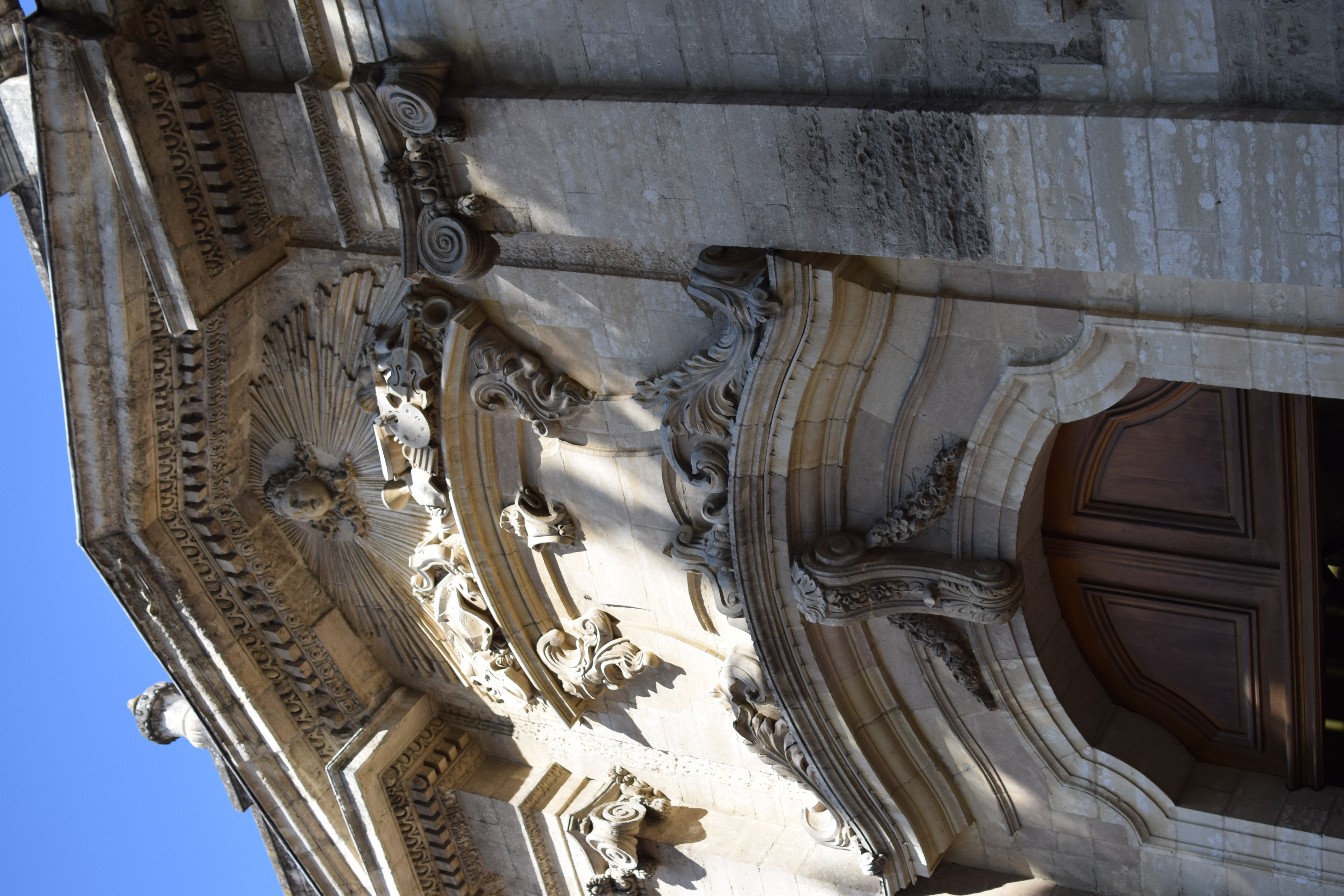 Vue extérieure du majestueux Palais des Papes à Avignon, monument gothique du Moyen Âge