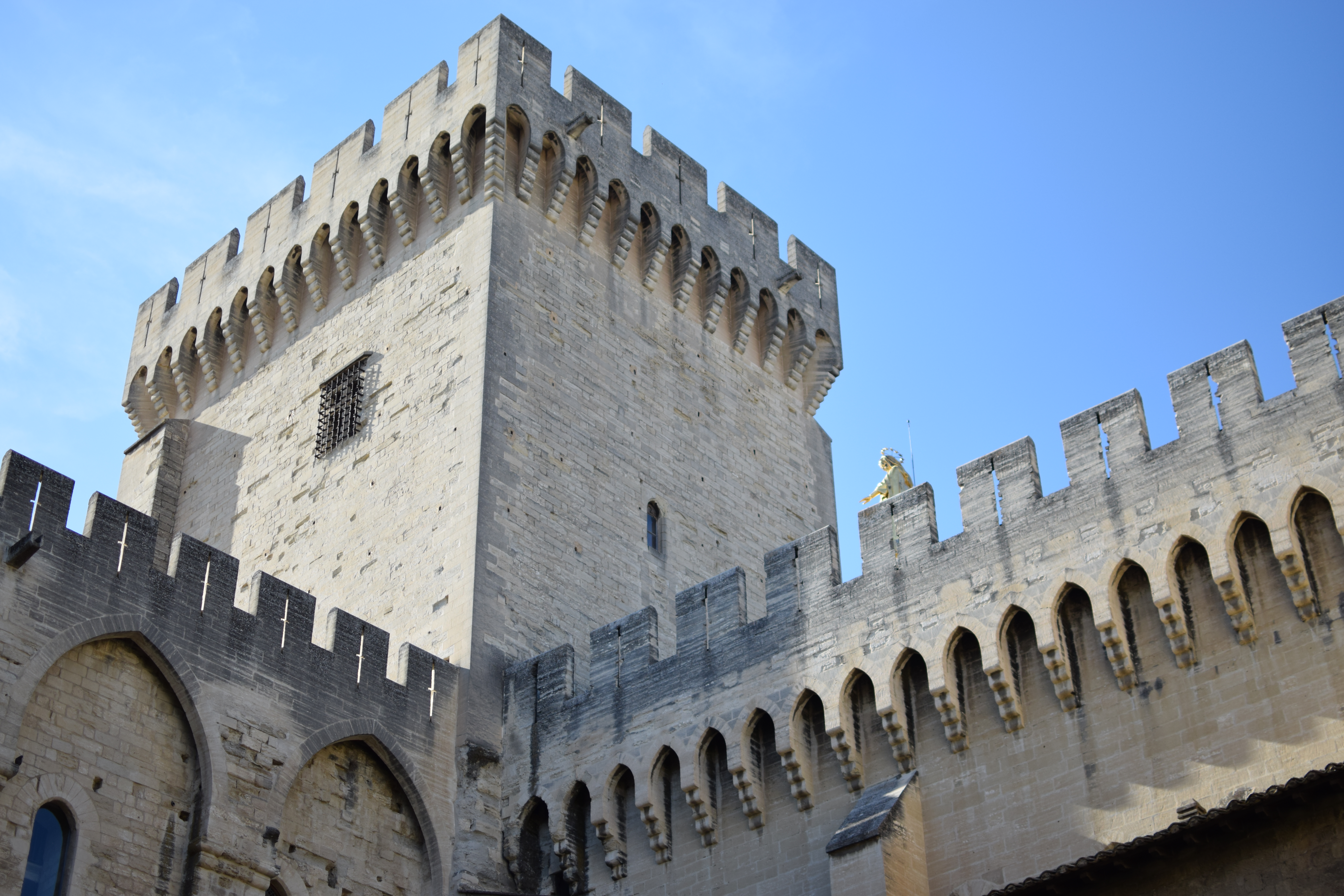 Vue extérieure du majestueux Palais des Papes à Avignon, monument gothique du Moyen Âge