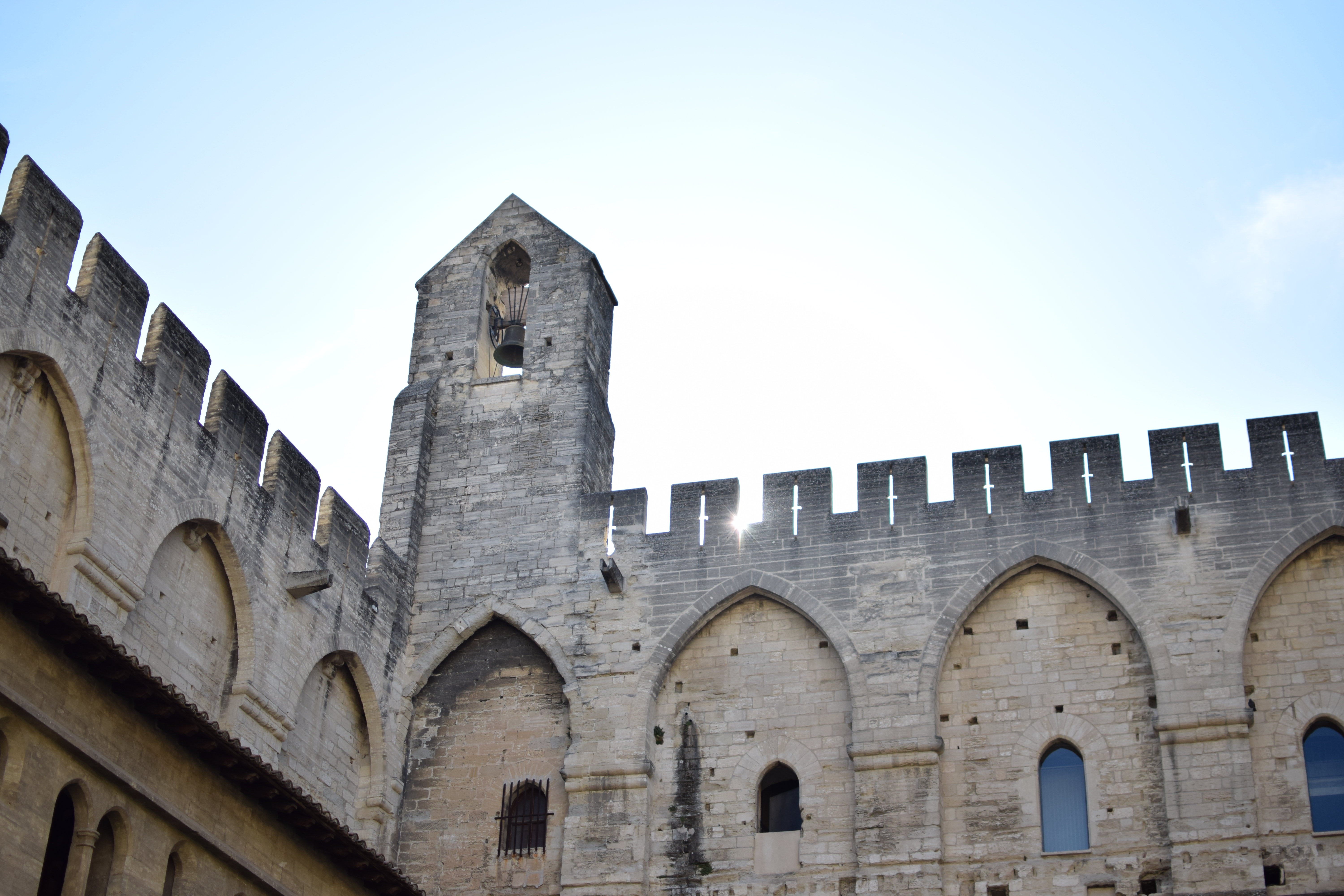 Vue extérieure du majestueux Palais des Papes à Avignon, monument gothique du Moyen Âge