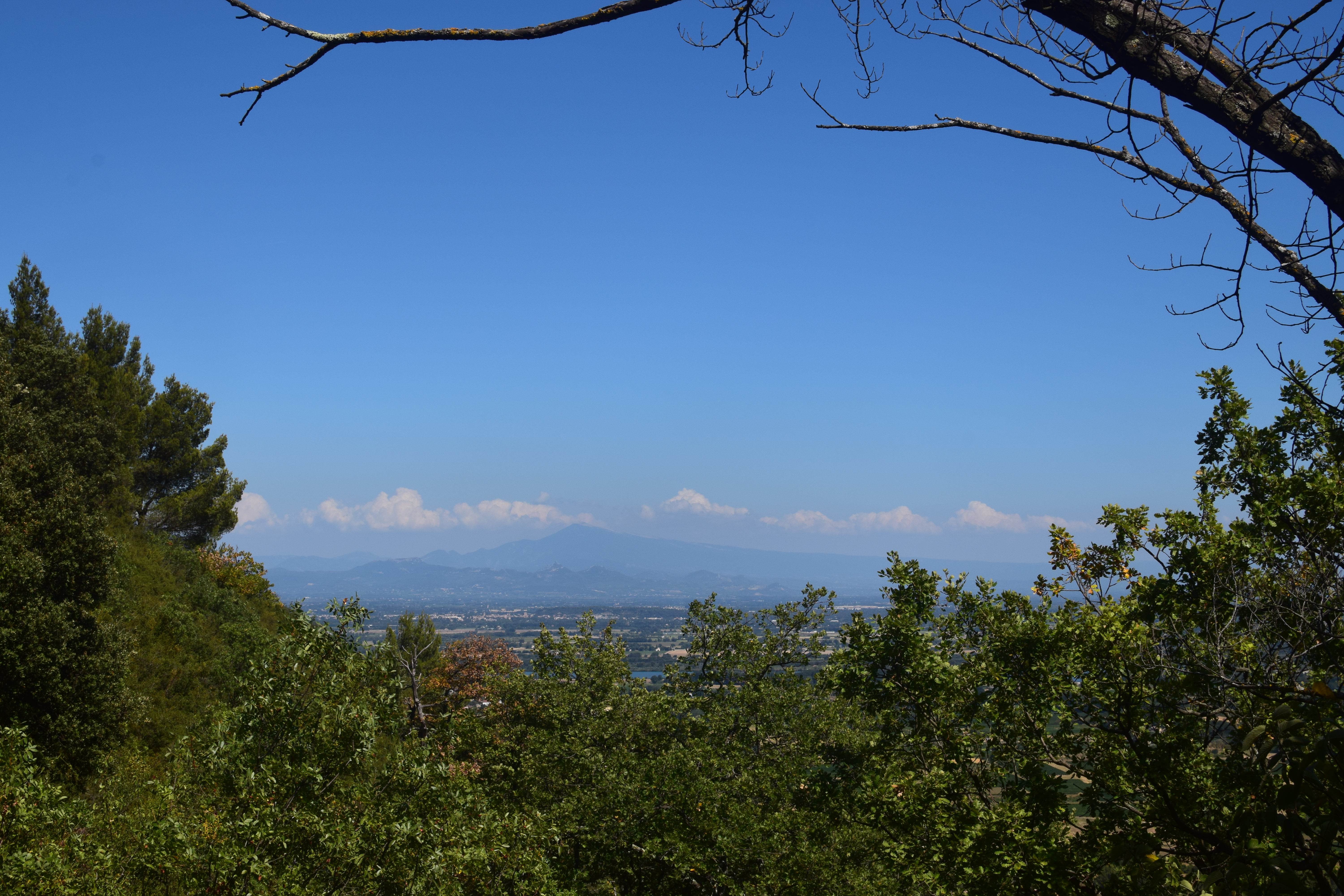 Ruines antiques du Camp César à Laudun l’Ardoise avec vue panoramique sur la vallée du Rhône.