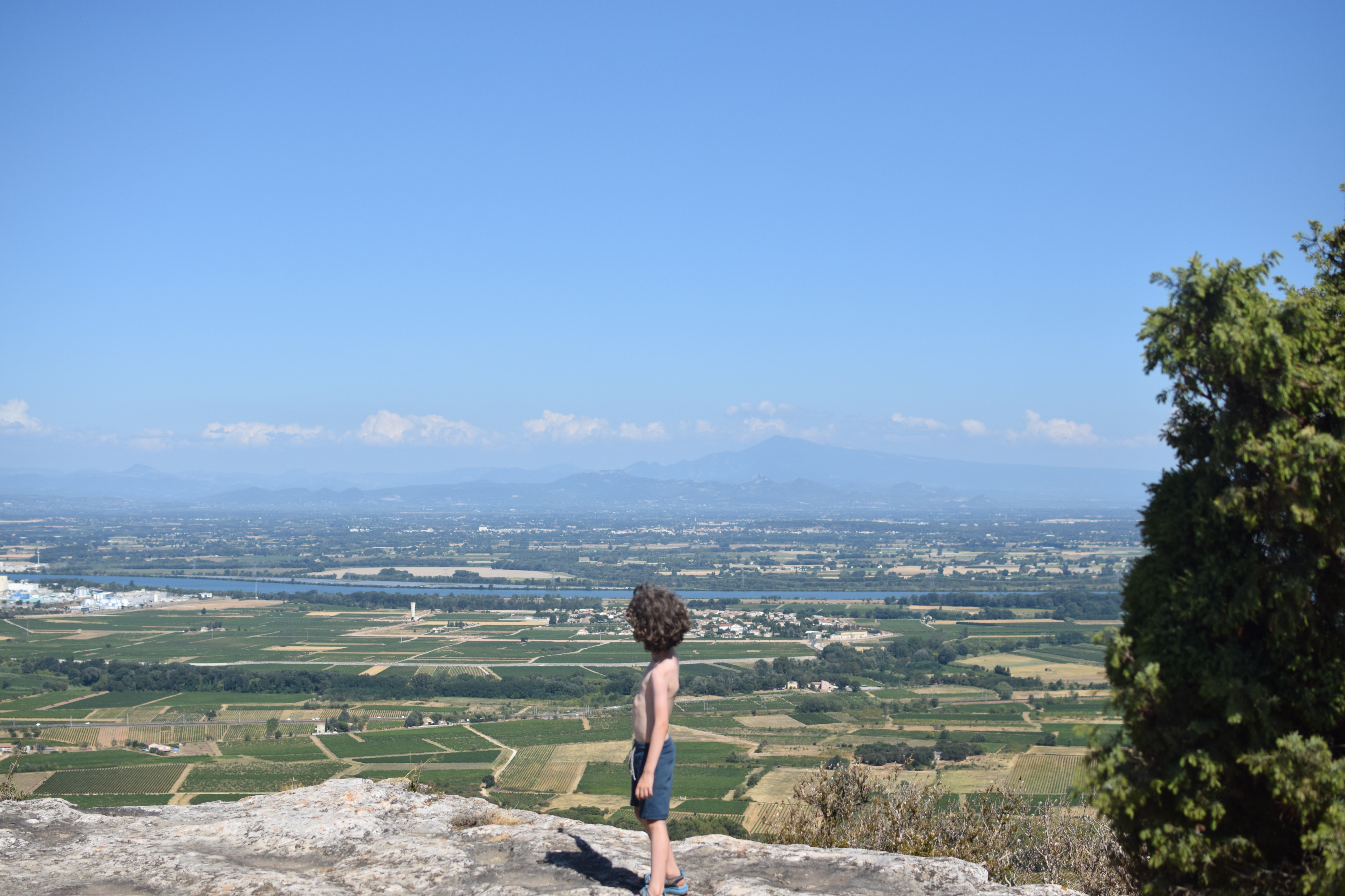 Ruines antiques du Camp César à Laudun l’Ardoise avec vue panoramique sur la vallée du Rhône.