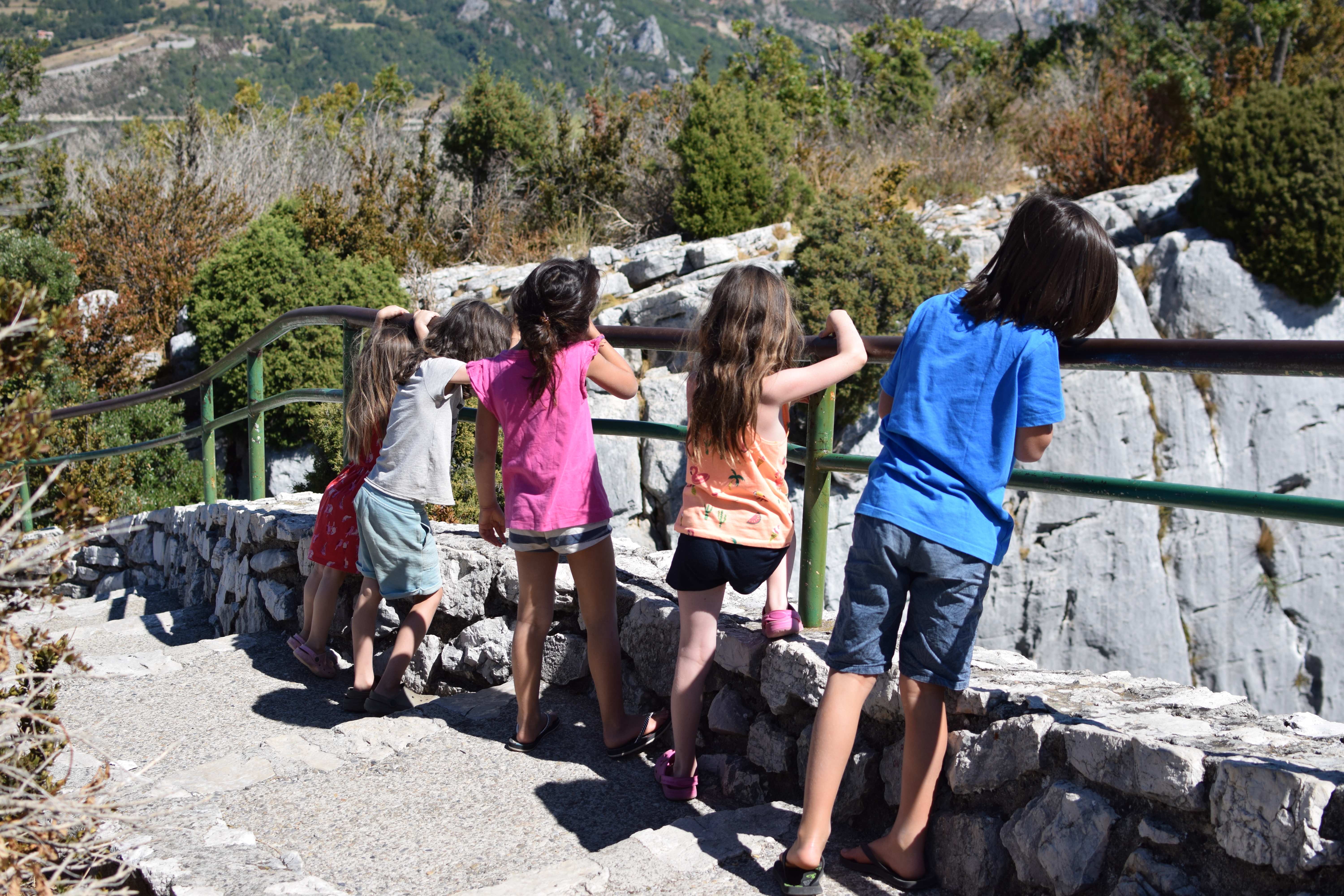 Enfants explorant les Gorges du Verdon