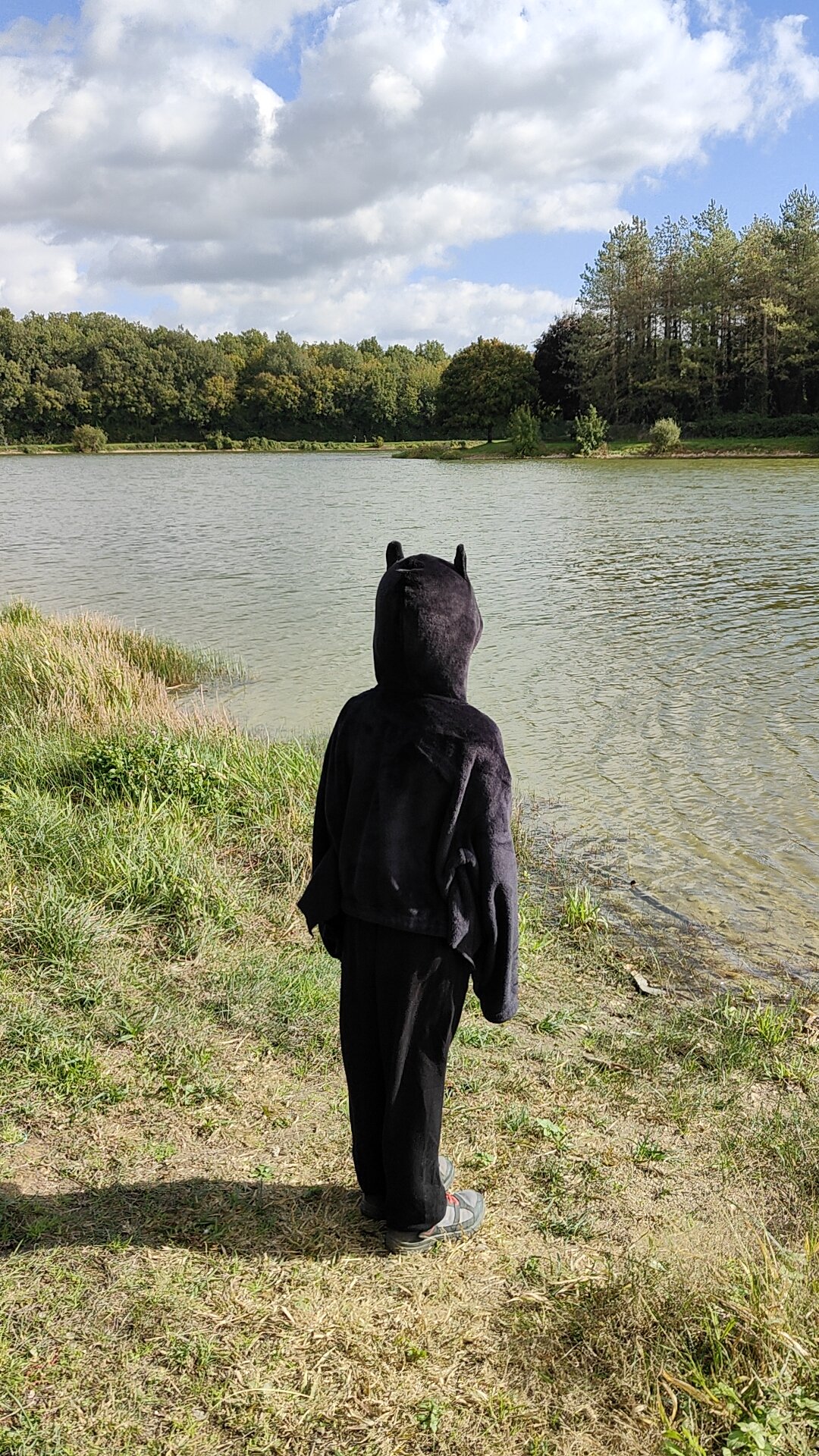 enfant qui regarde l'eau