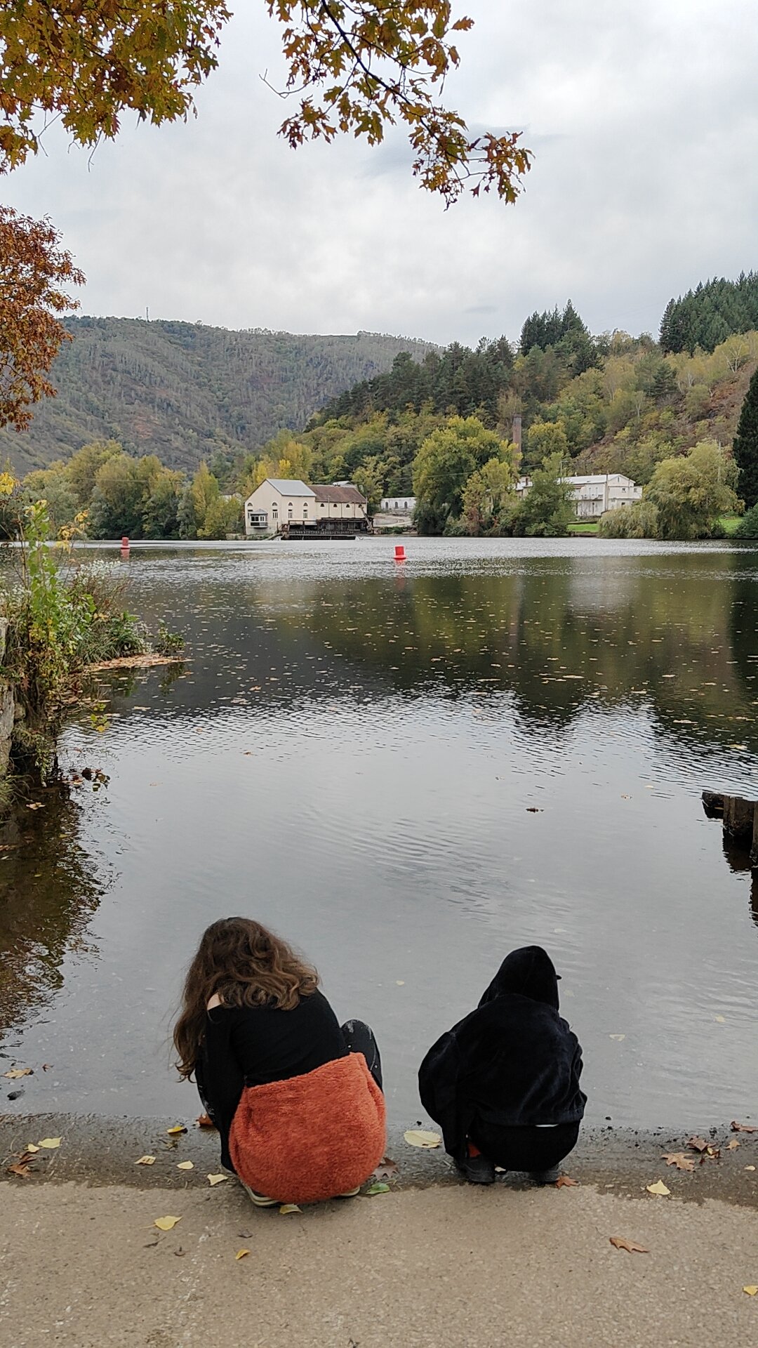 Octobre sur les routes - enfants au bord de l'eau