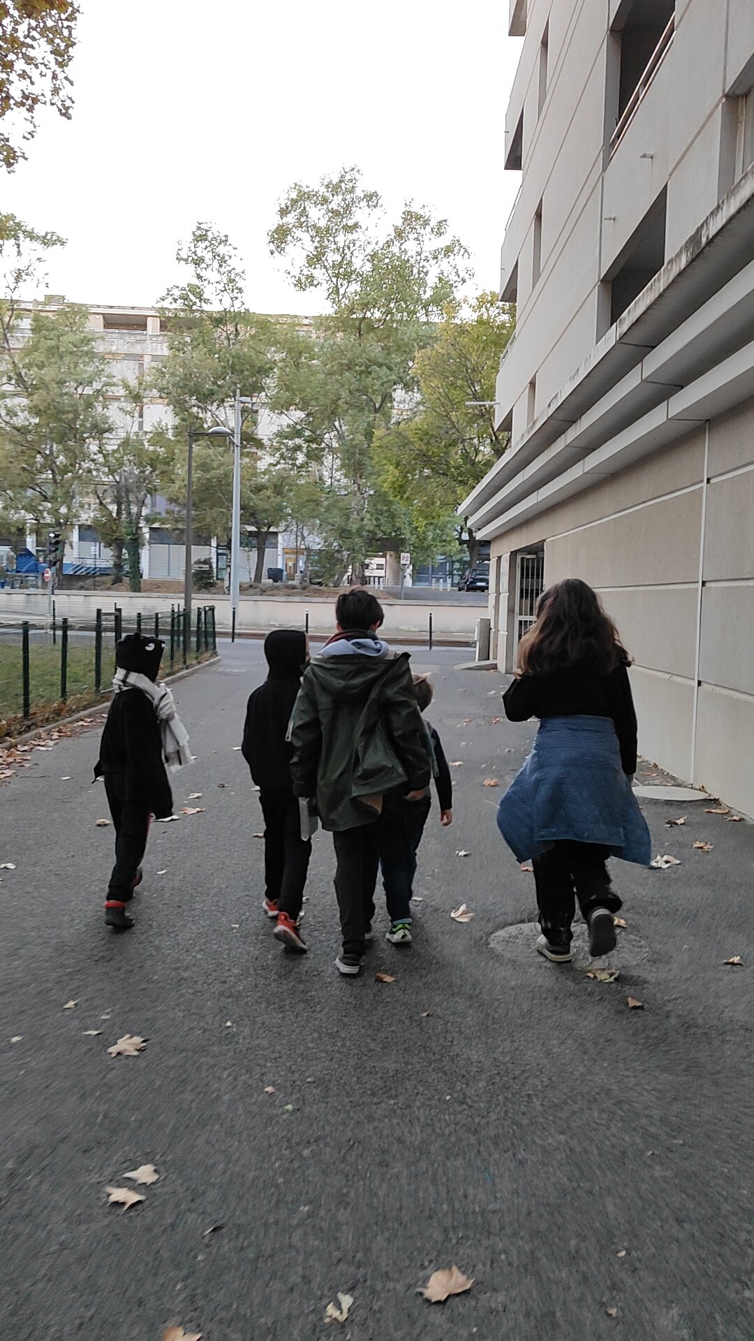 Enfants qui se promènent