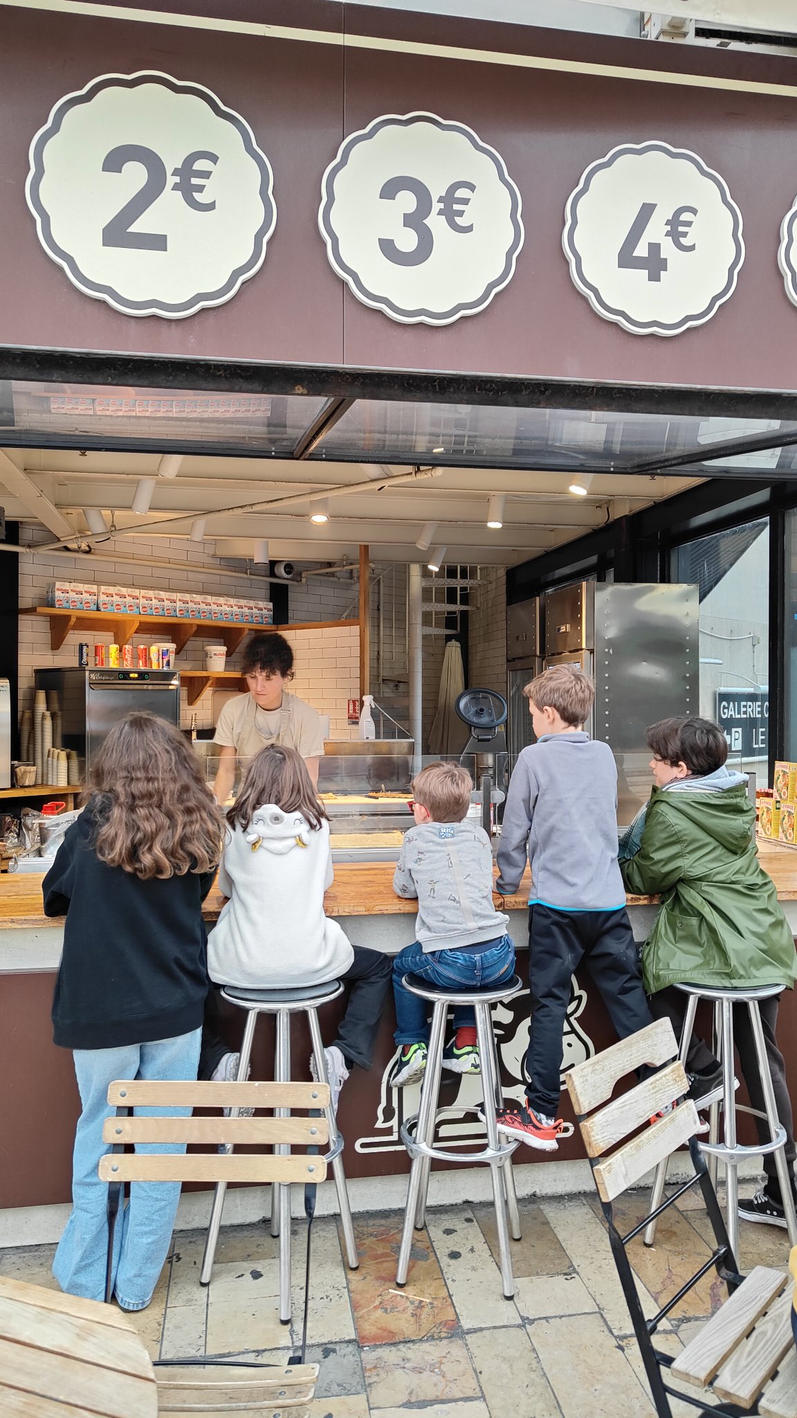 Enfant qui attendent leurs crêpes
