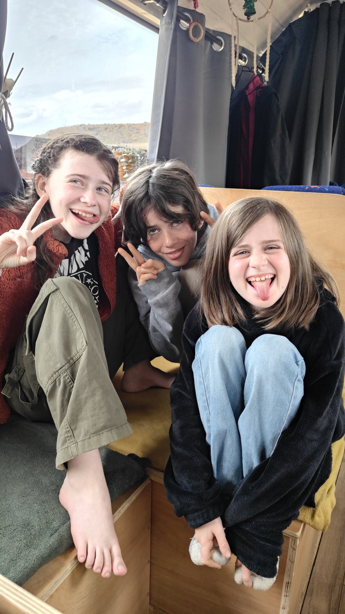 Vie nomade en Espagne : enfants profitant du quotidien en bus