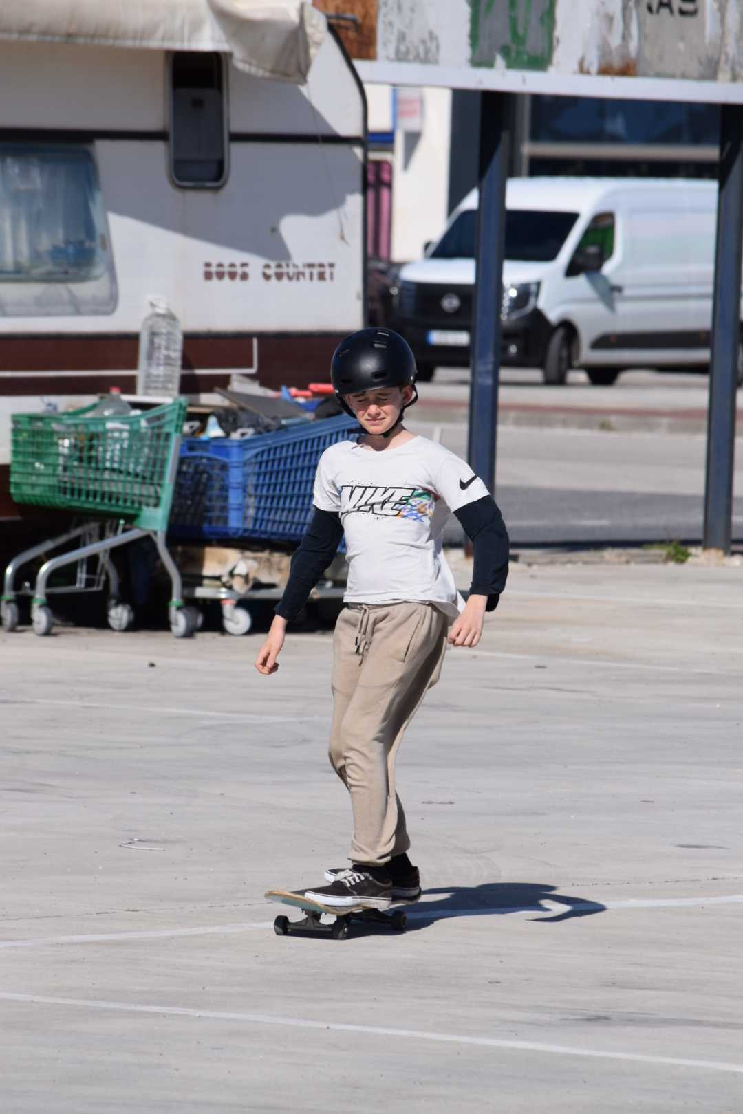 enfant qui fait du skate board