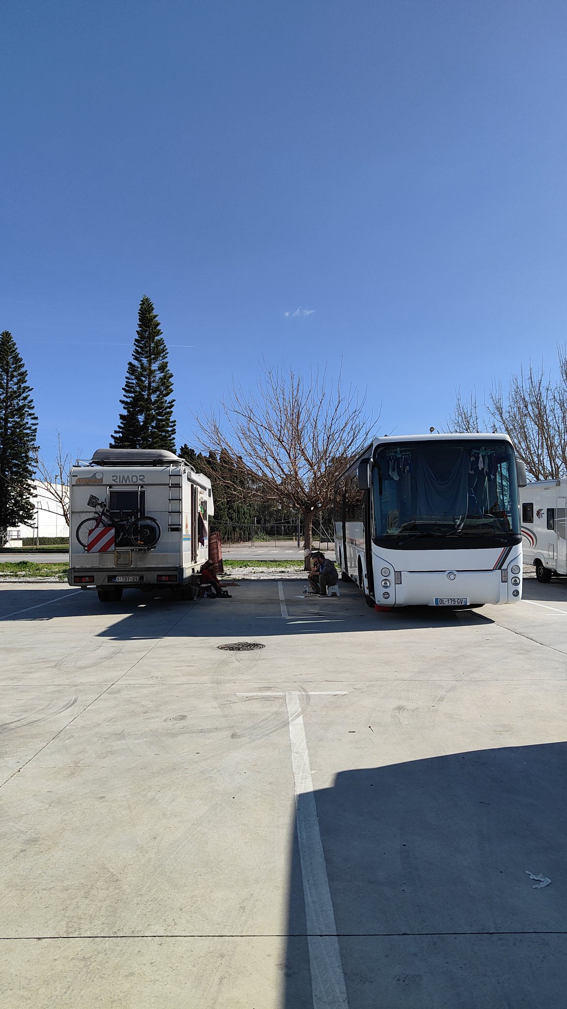 Deux véhicules sur un parking