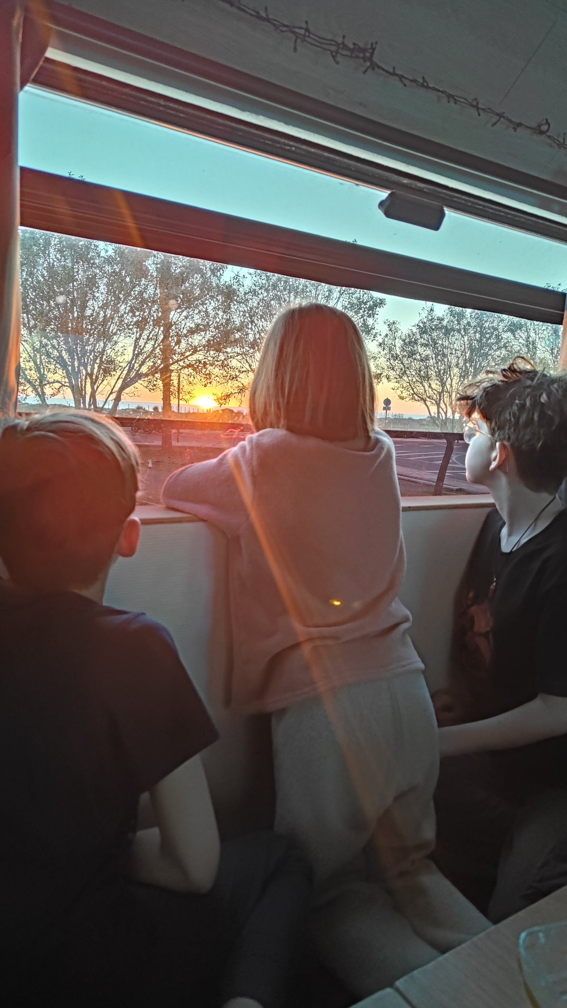 Enfants regardant un coucher de soleil