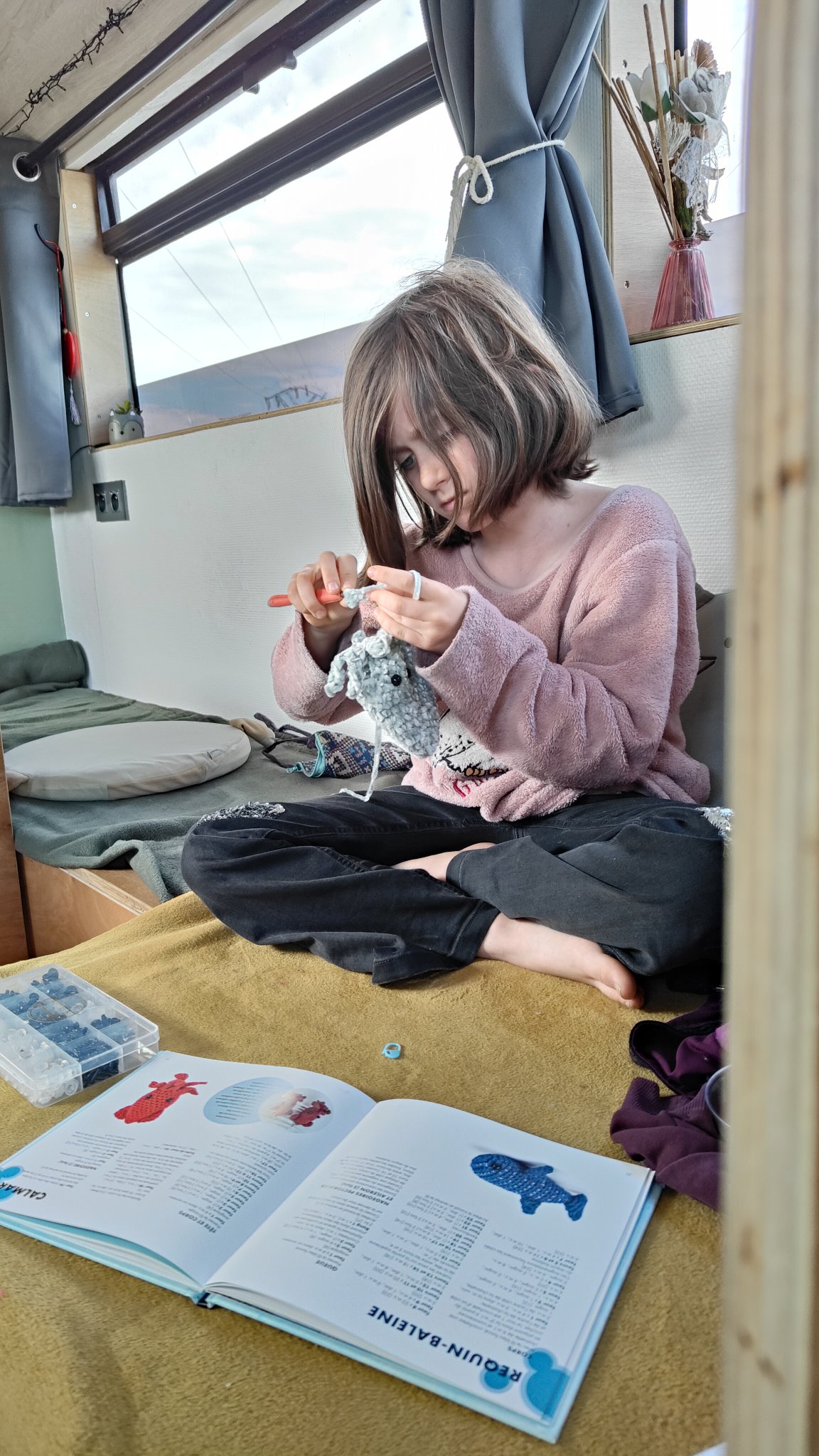 Enfant faisant du crochet