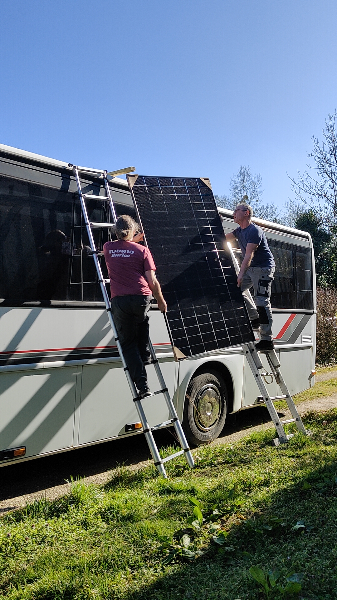 Panneaux solaires installés sur le toit de Yamato pour une autonomie électrique en van aménagé