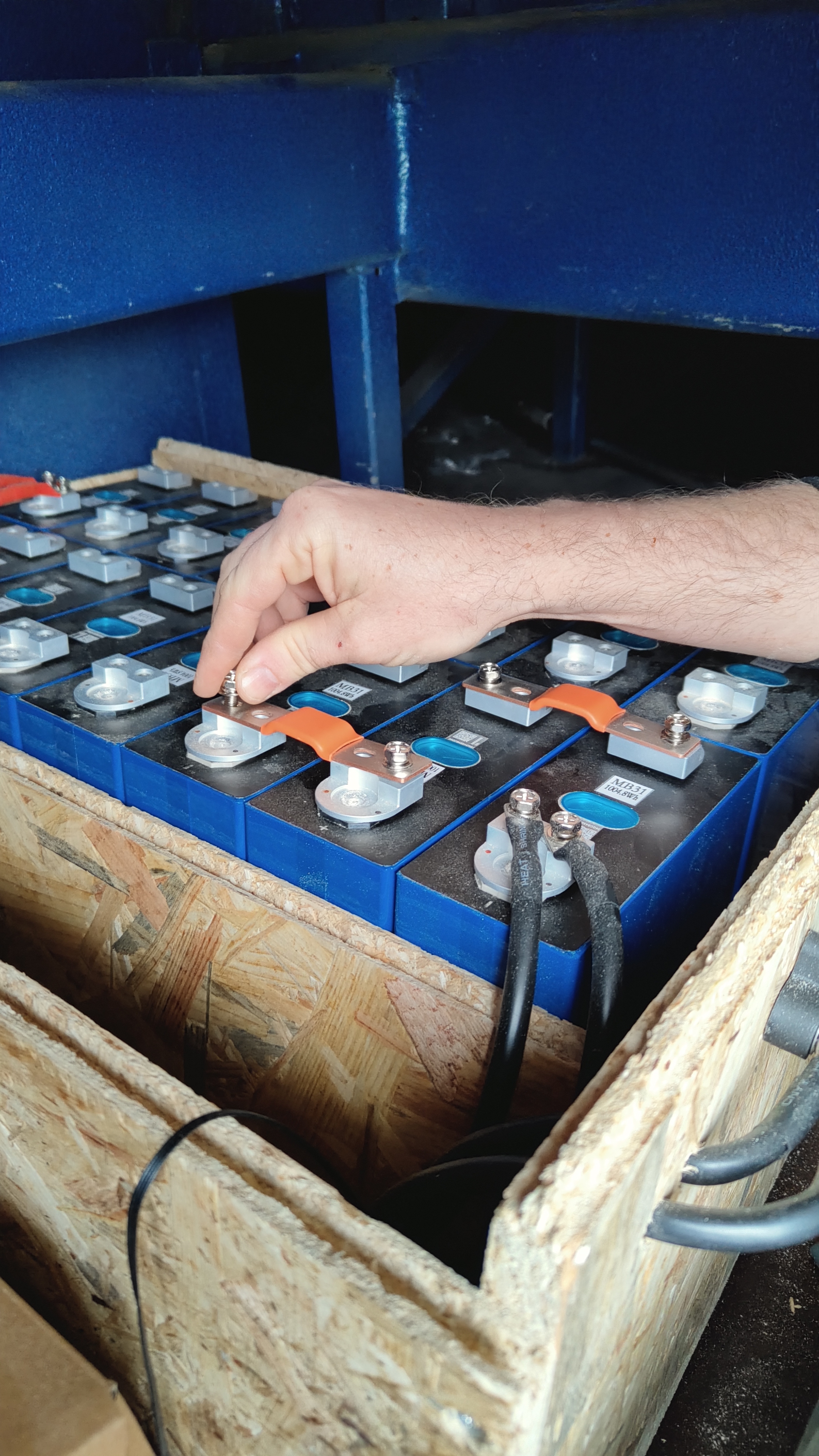 Assemblage des cellules lithium pour créer une batterie sur mesure en van aménagé