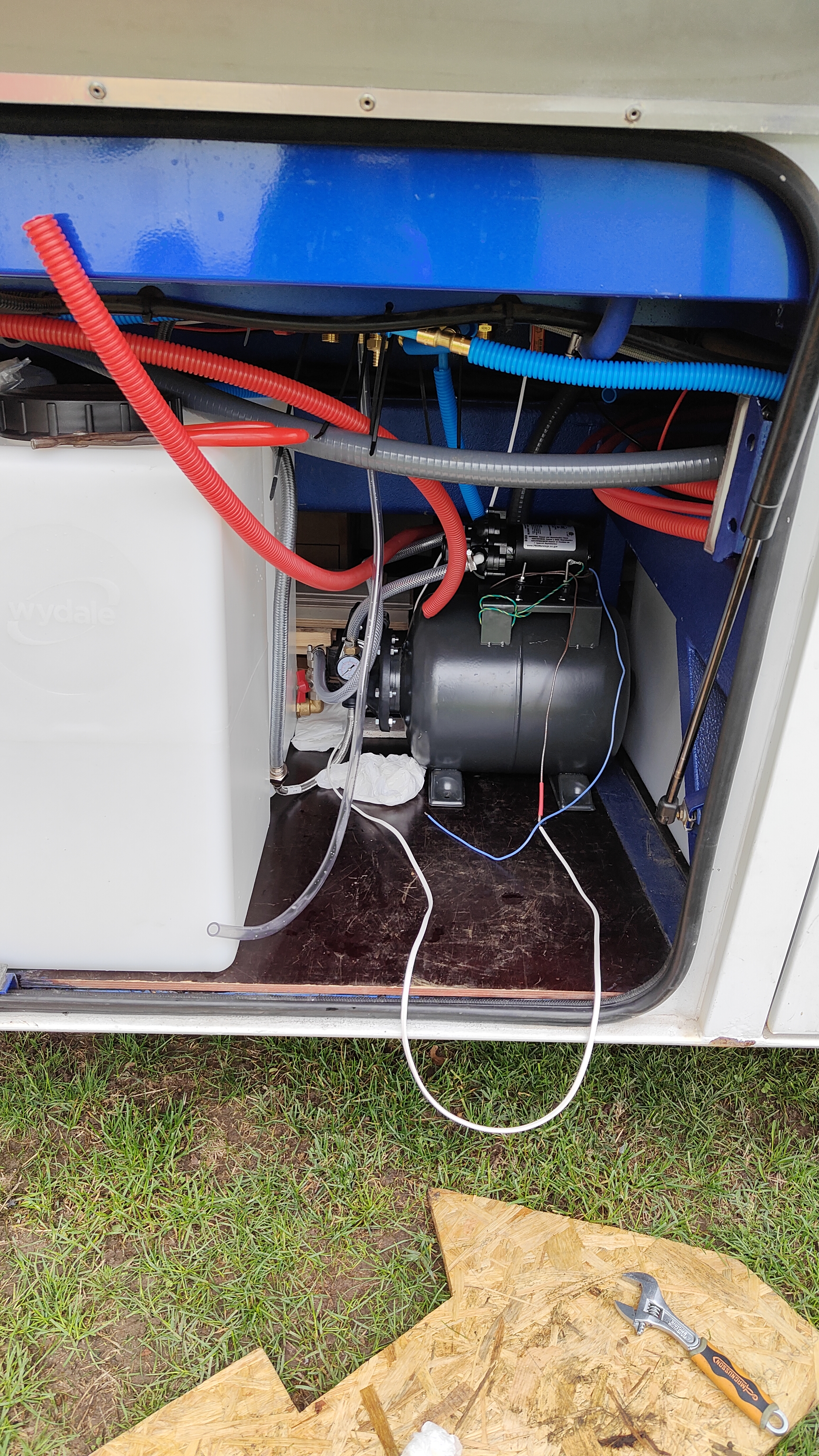 Installation eau dans un van aménagé avec pompe, vase d’expansion et réservoirs