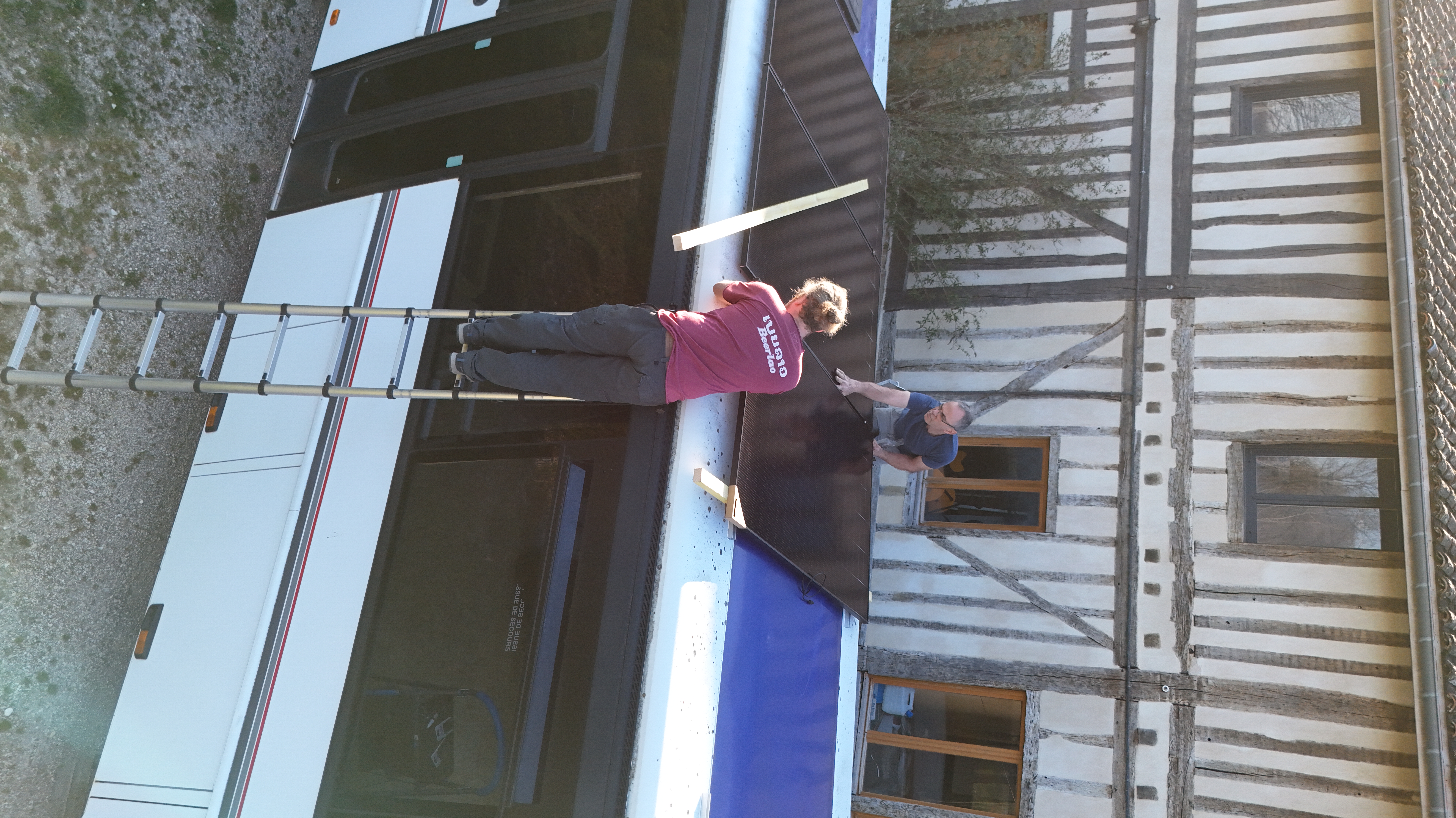 Installation électrique solaire dans notre bus aménagé avec panneaux et système autonome
